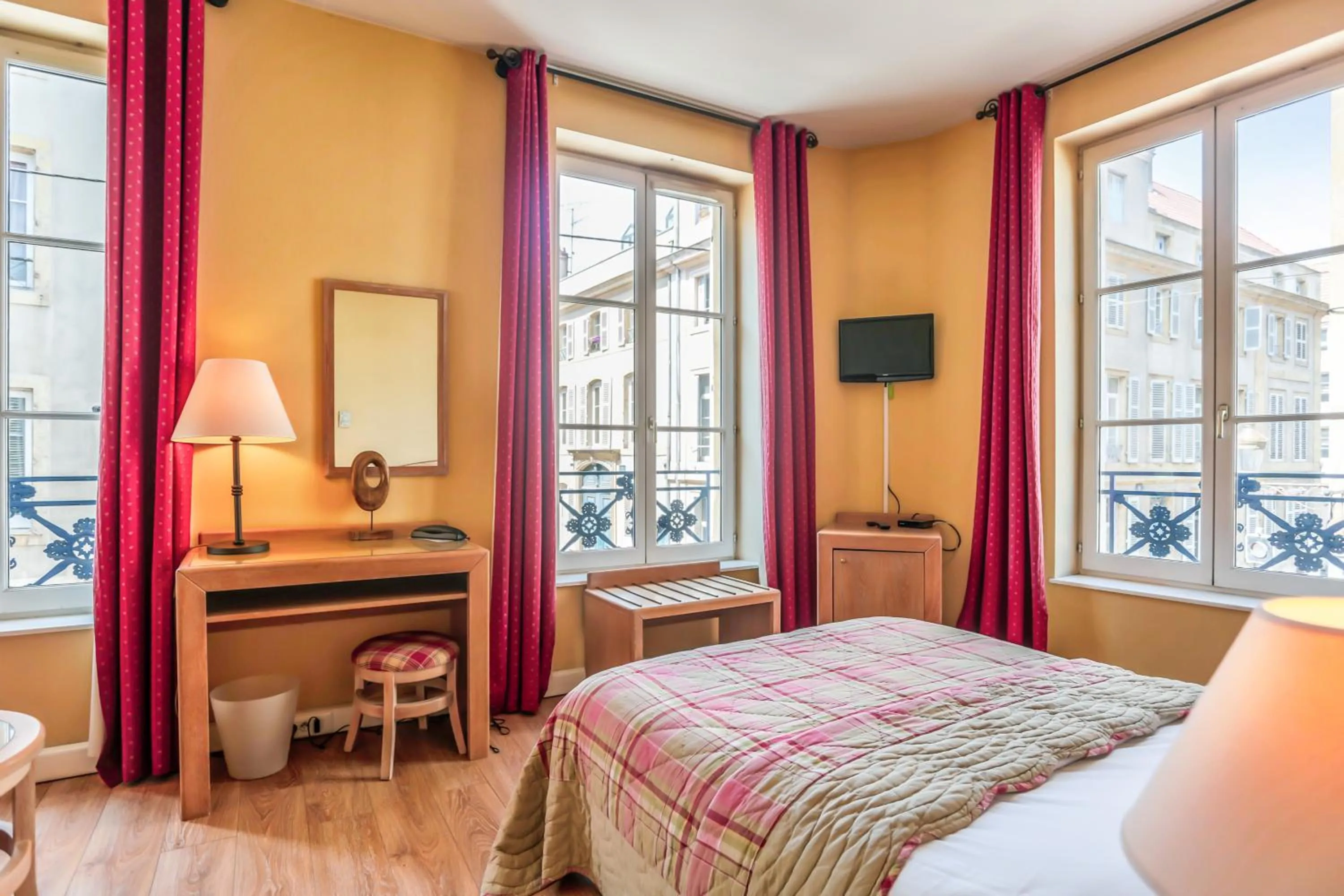 Bed in Hôtel Du Théâtre Centre Historique - Parking Souterrain Public Gratuit