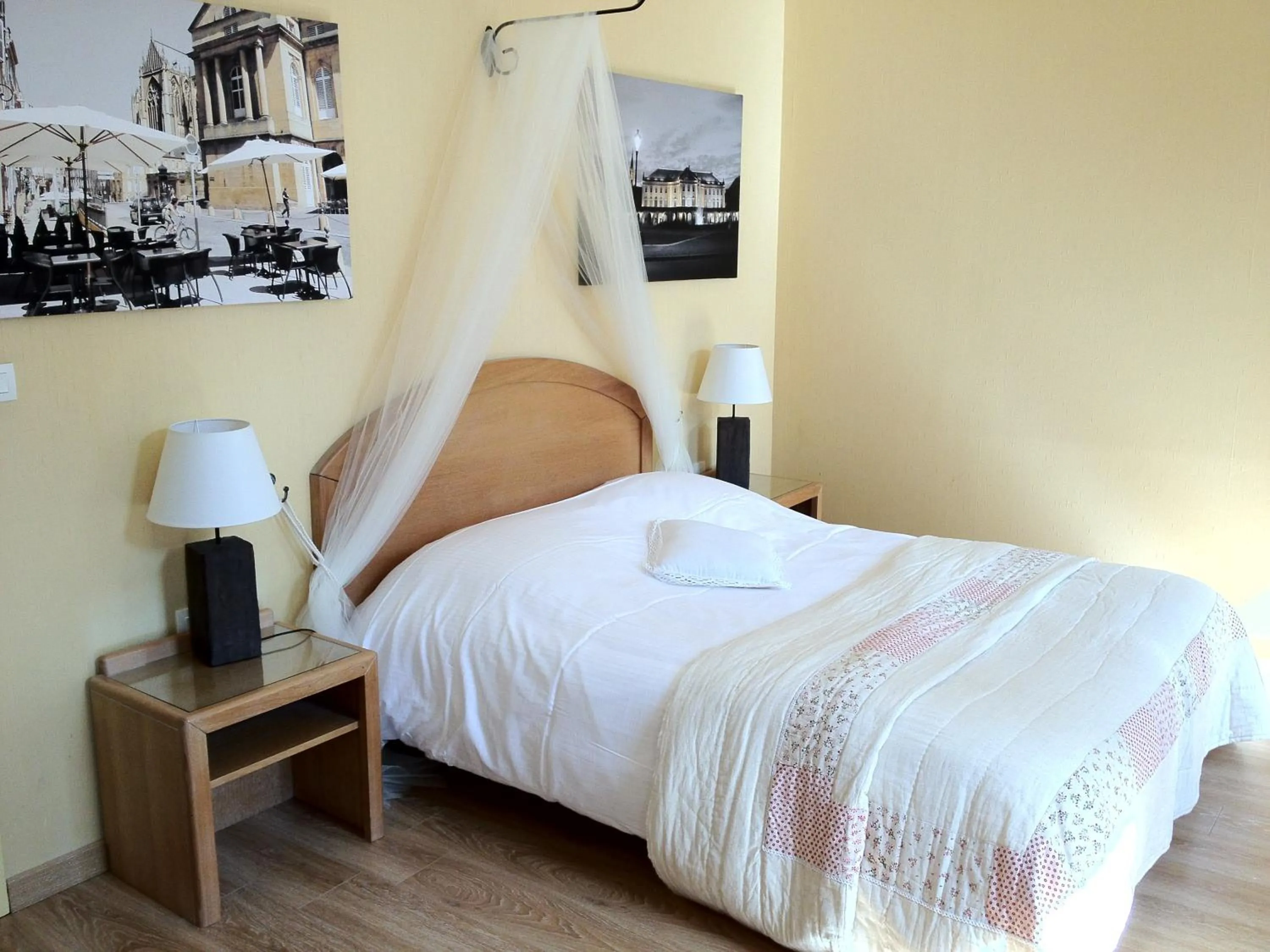 Bed in Hôtel Du Théâtre Centre Historique - Parking Souterrain Public Gratuit
