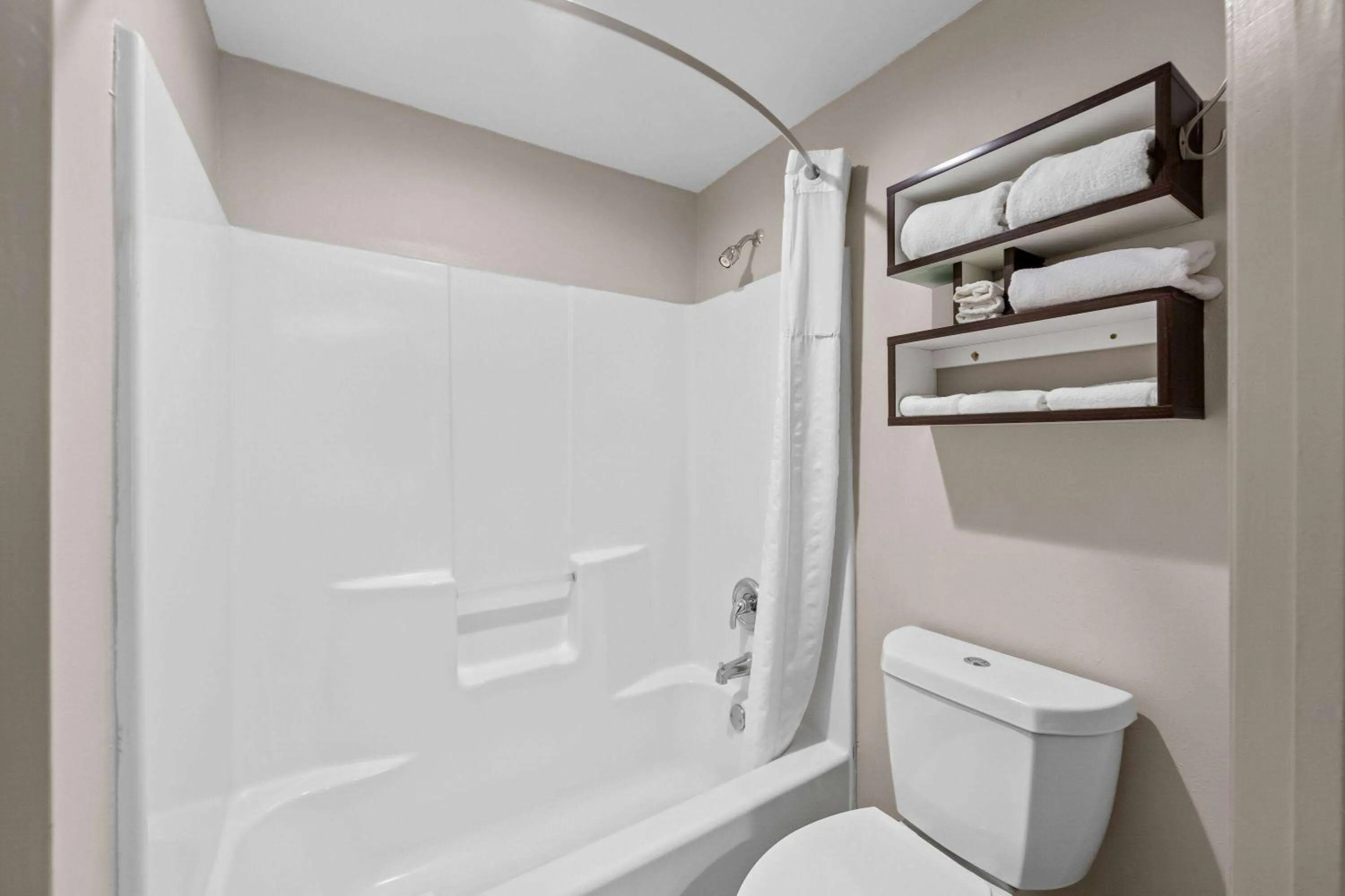 Photo of the whole room in Howard Johnson by Wyndham Jackson