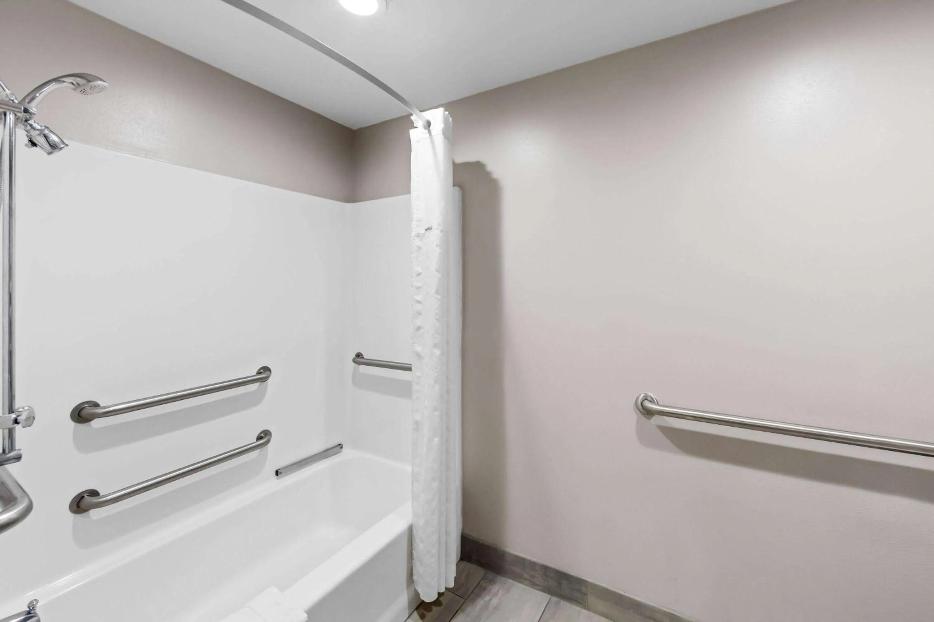 Bathroom in Howard Johnson by Wyndham Jackson