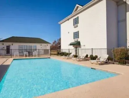 Swimming pool in Howard Johnson by Wyndham Jackson Swimming pool in Howard Johnson by Wyndham Jackson