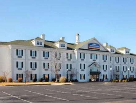 Property building in Howard Johnson by Wyndham Jackson