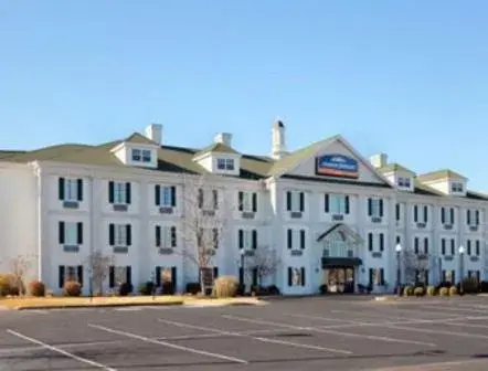 Property building in Howard Johnson by Wyndham Jackson Property building in Howard Johnson by Wyndham Jackson