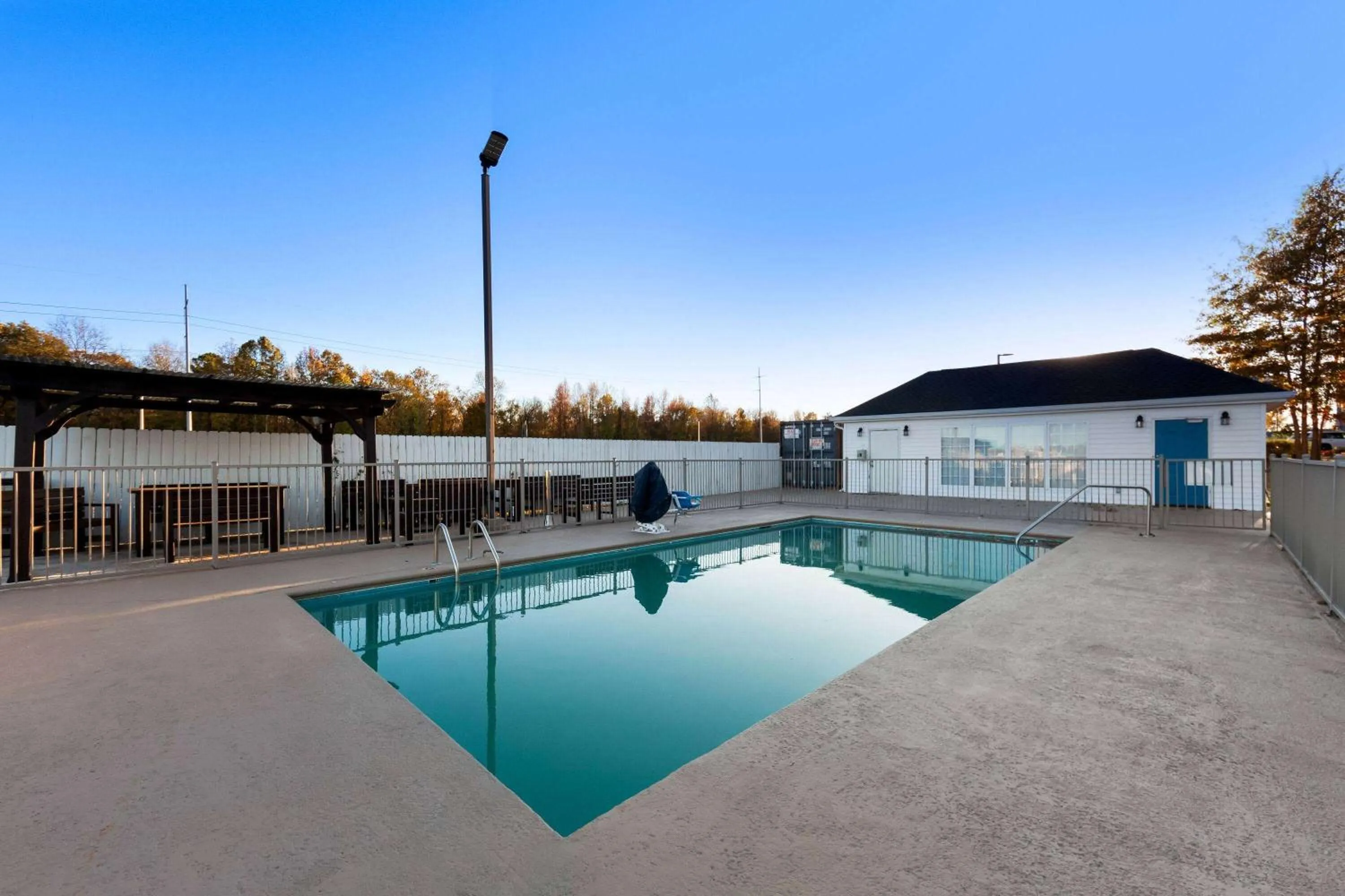 Pool view in Howard Johnson by Wyndham Jackson