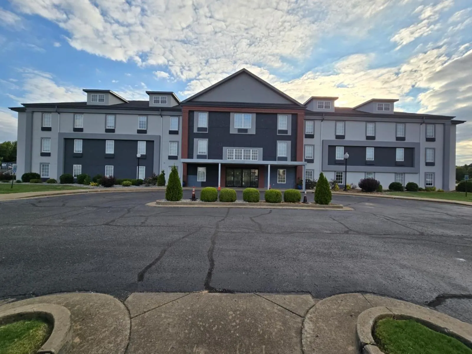 Property building in Howard Johnson by Wyndham Jackson