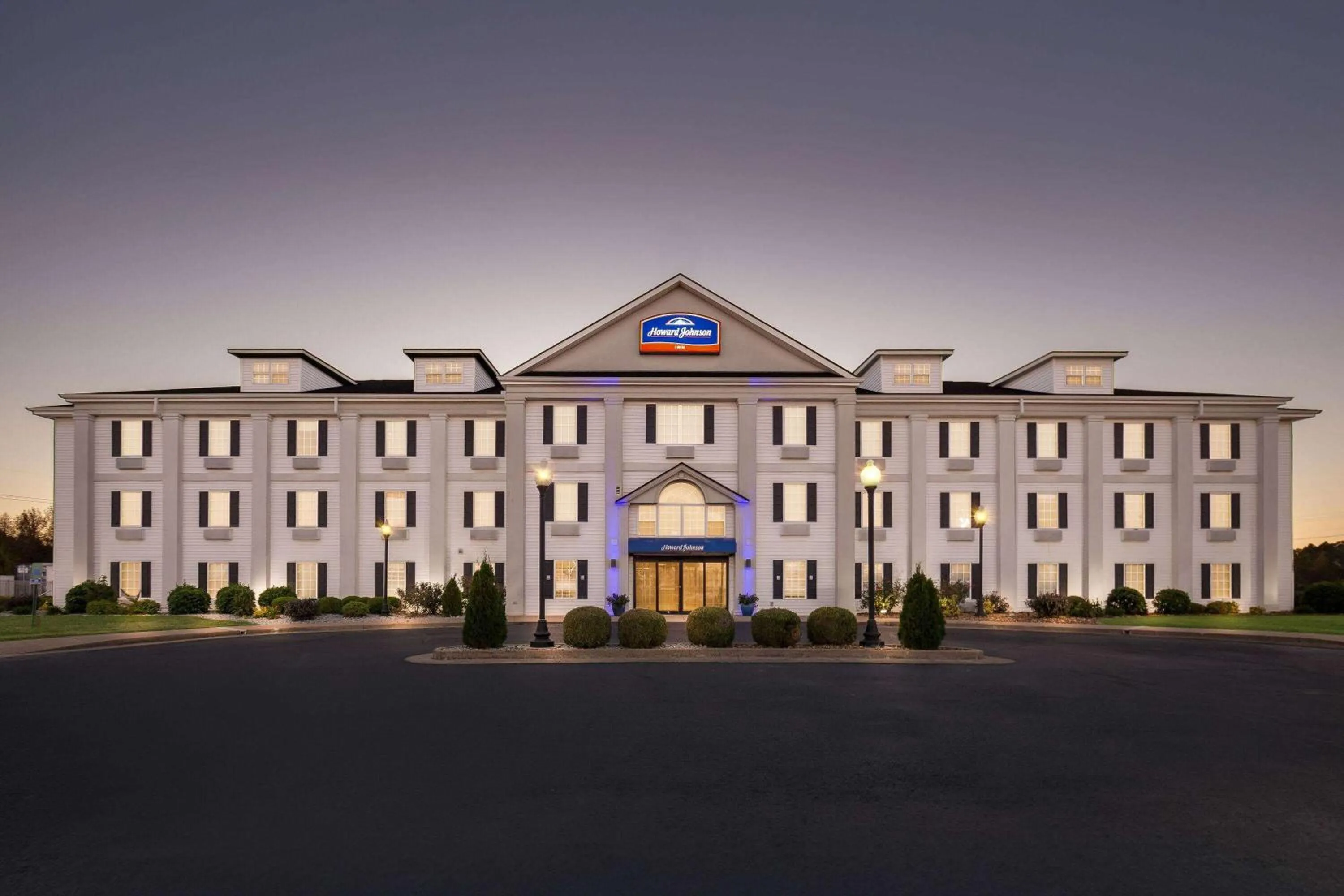 Property building in Howard Johnson by Wyndham Jackson