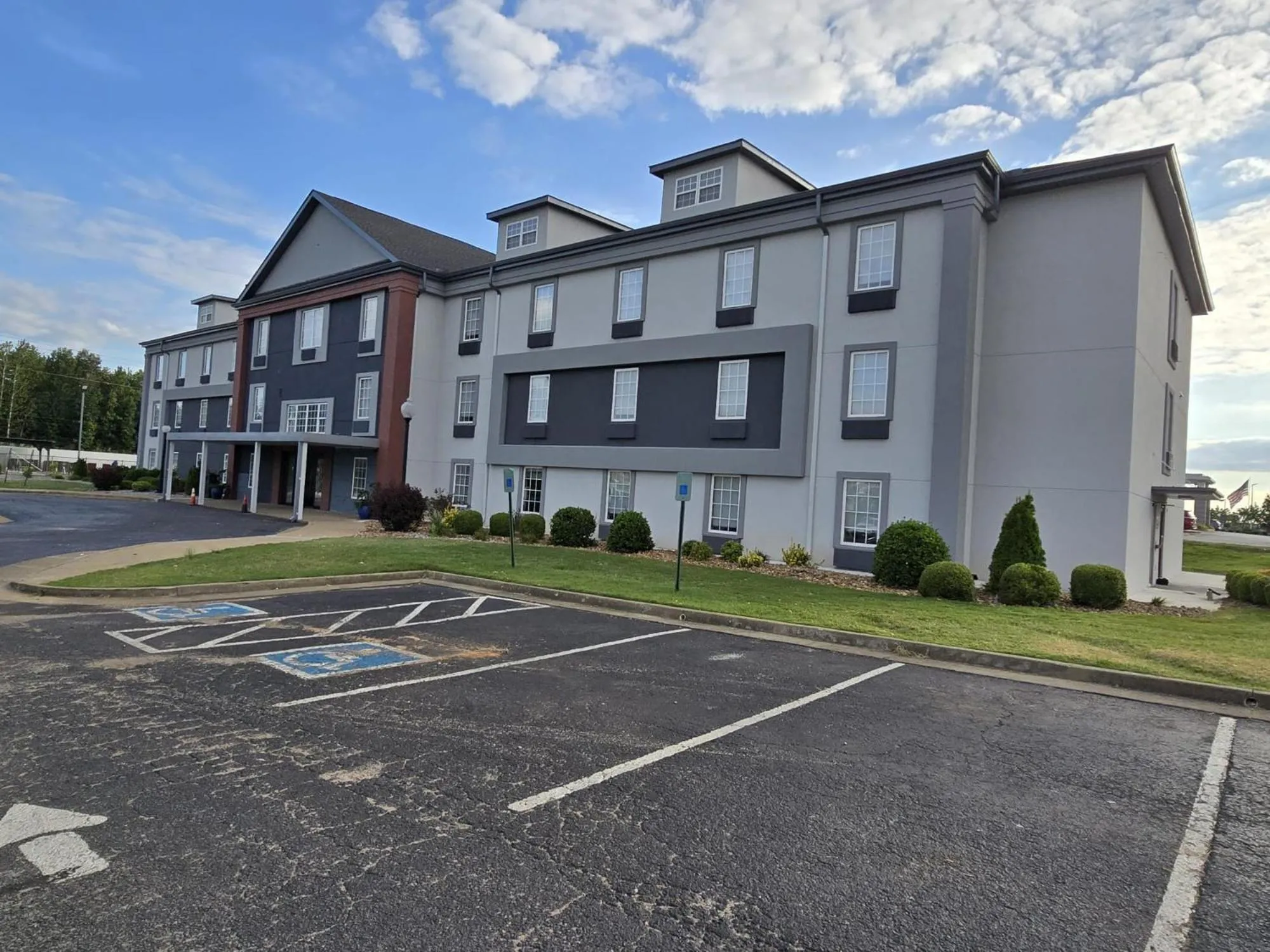 Property building in Howard Johnson by Wyndham Jackson