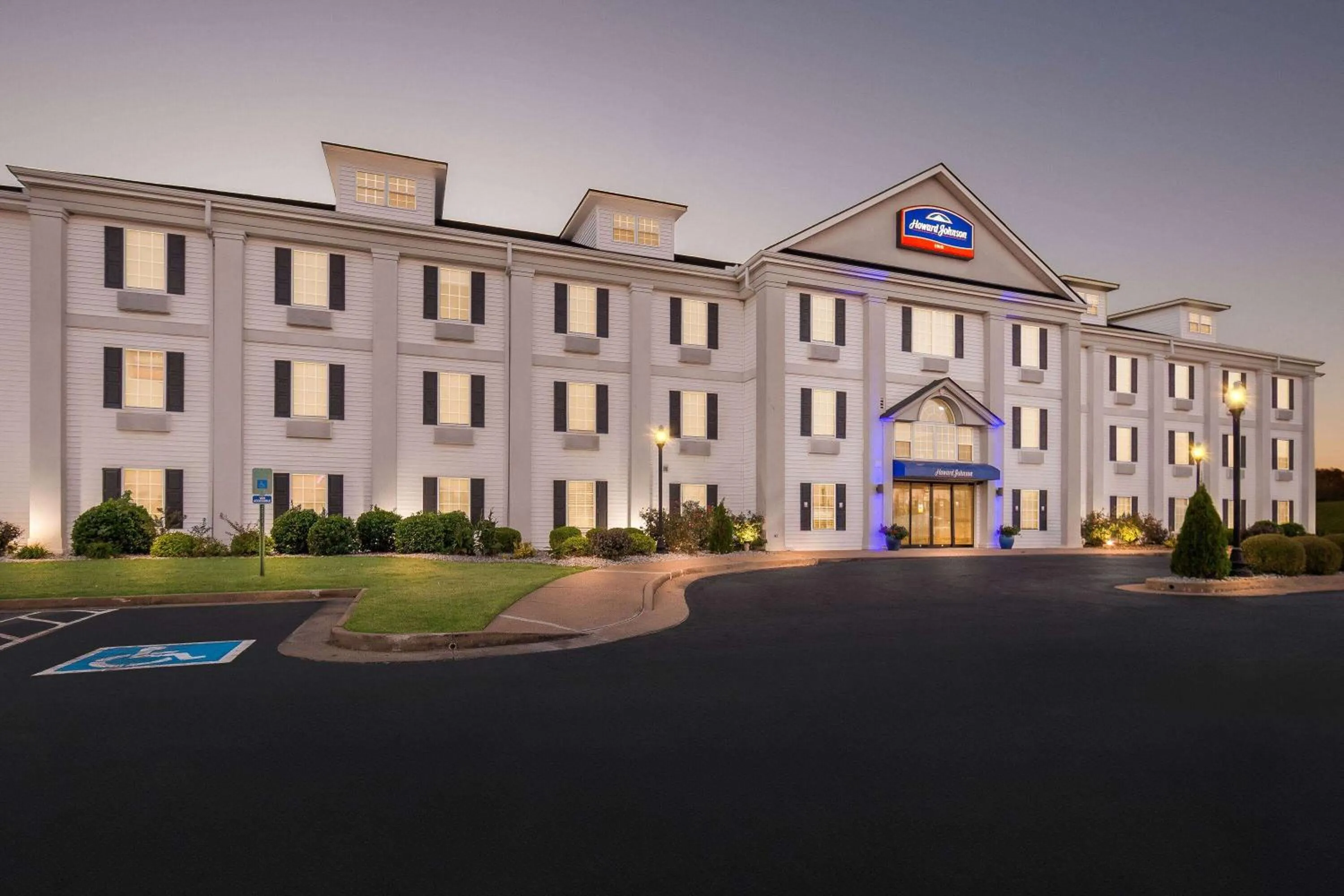 Property building in Howard Johnson by Wyndham Jackson