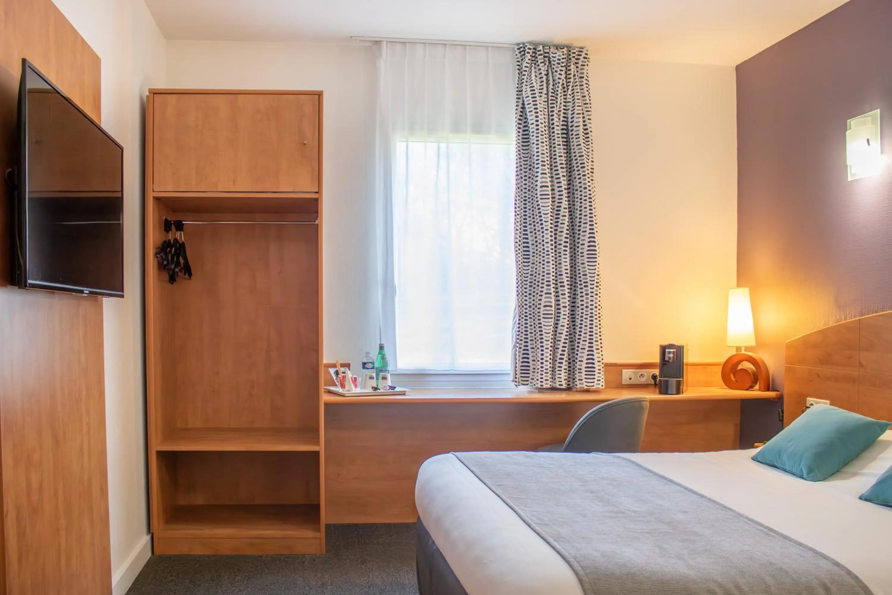 Photo of the whole room, Bed in Brit Hotel Bressuire