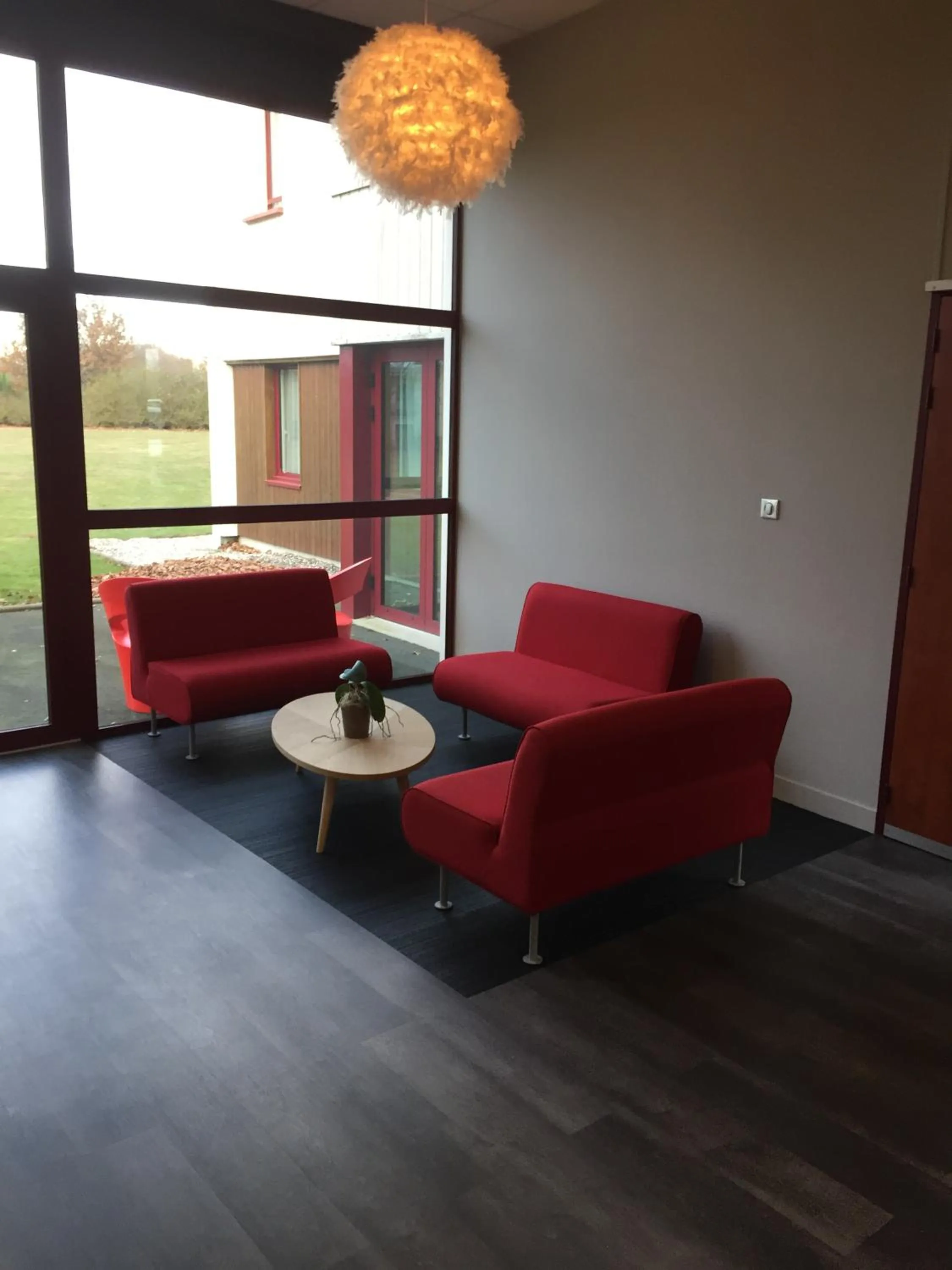 Communal lounge/ TV room in Brit Hotel Confort BRESSUIRE