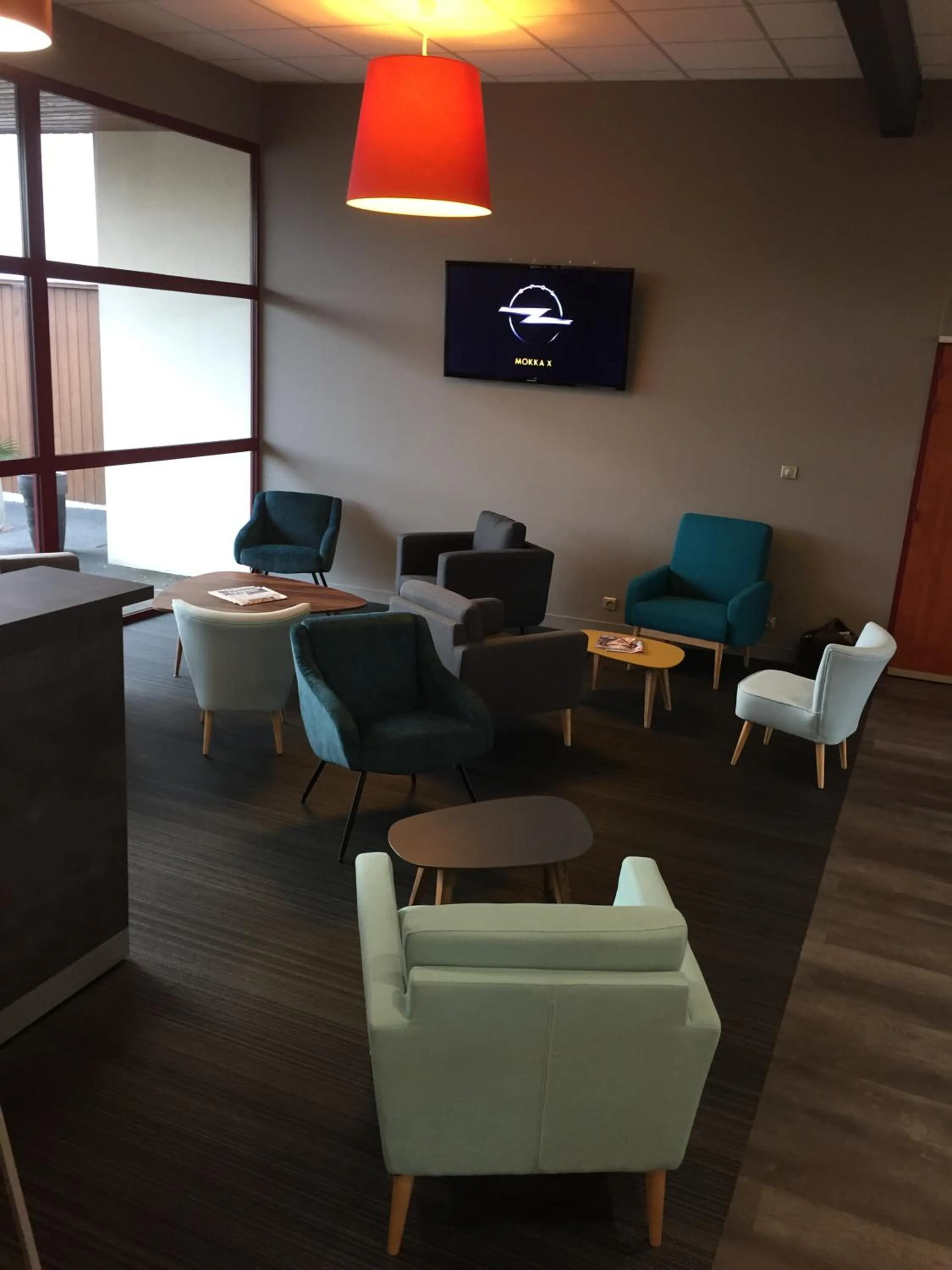 Communal lounge/ TV room in Brit Hotel Confort BRESSUIRE