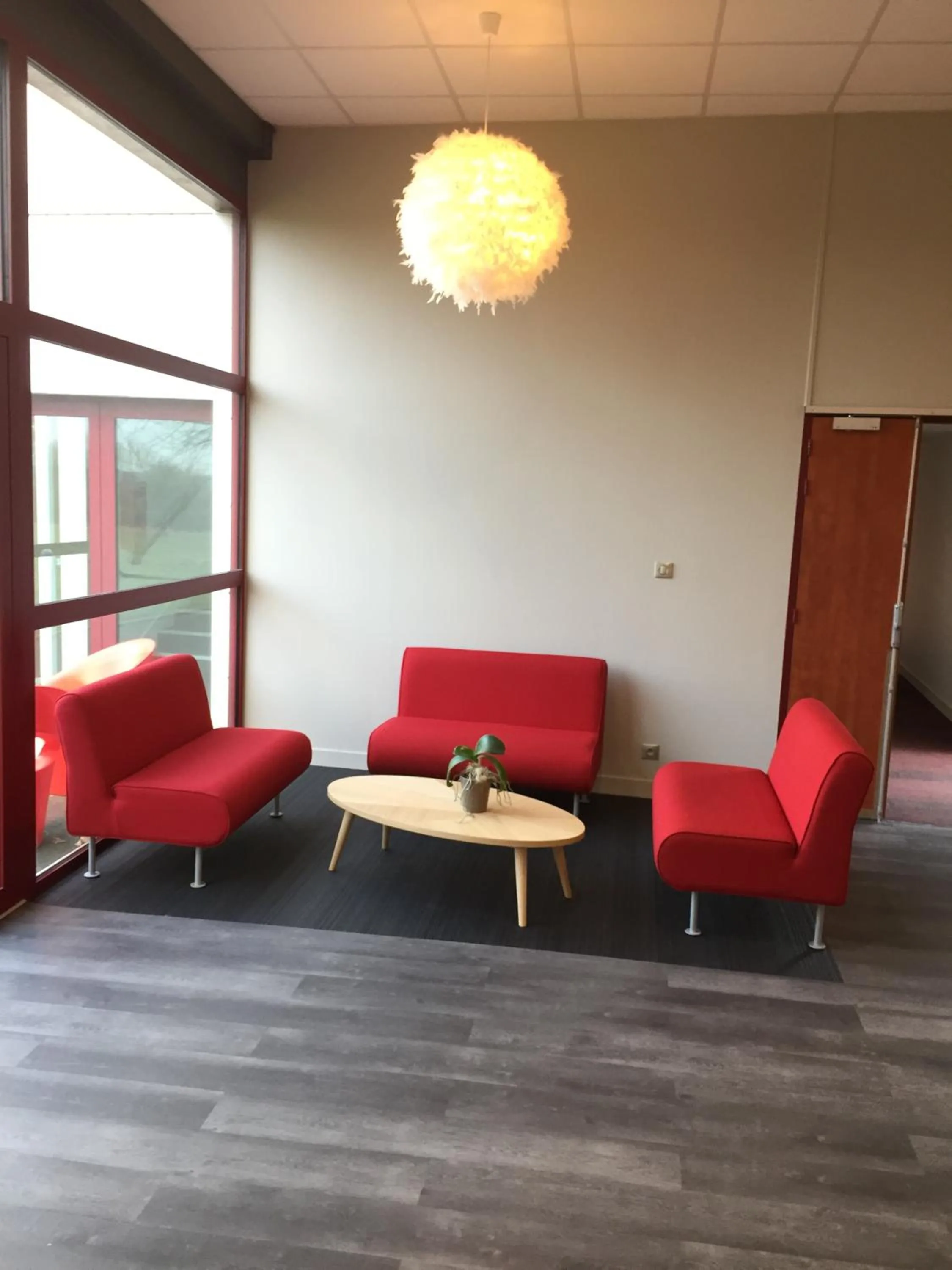 Communal lounge/ TV room in Brit Hotel Confort BRESSUIRE