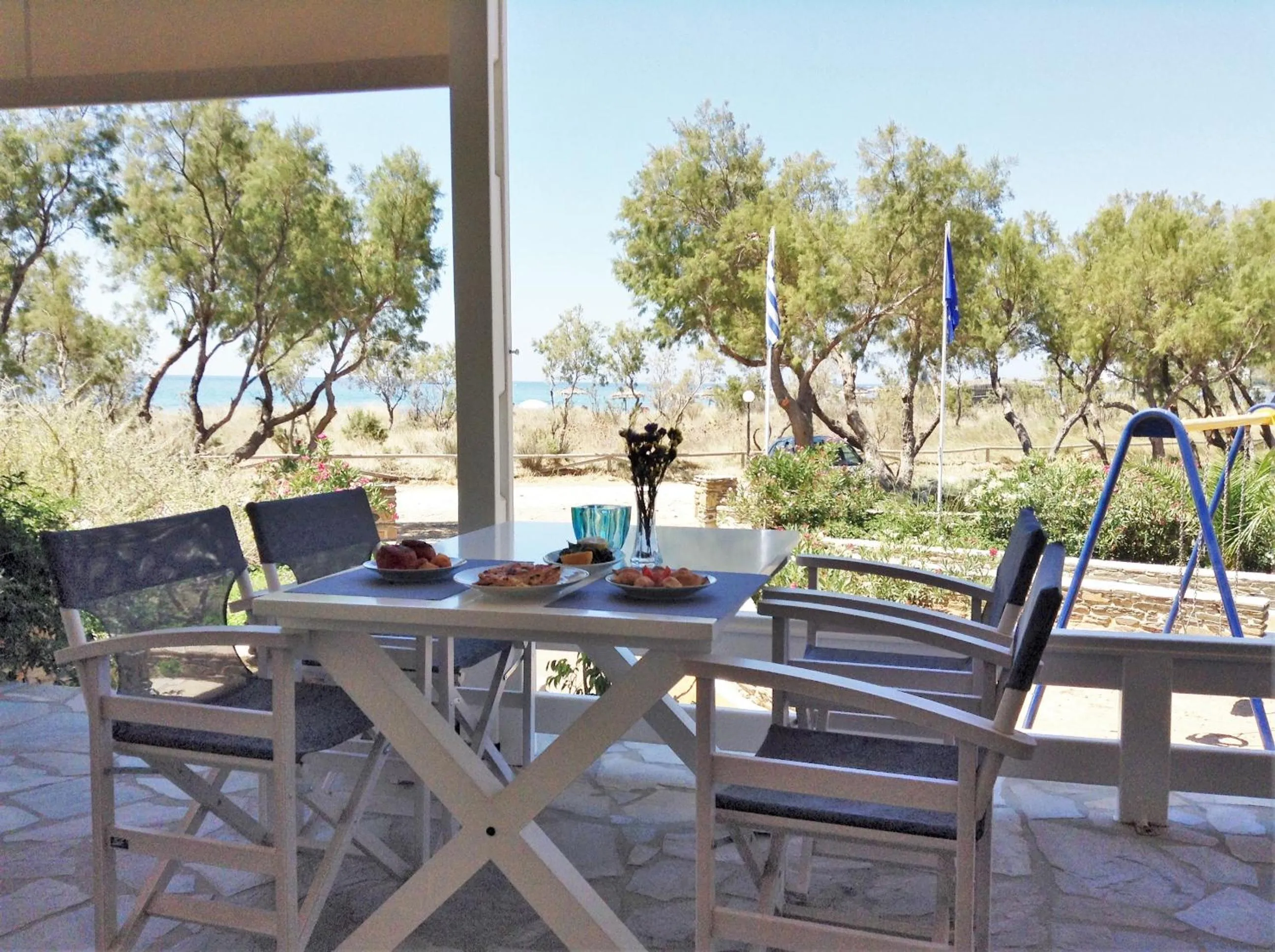 Restaurant/places to eat in Nostos Beachfront Apartments & Studios