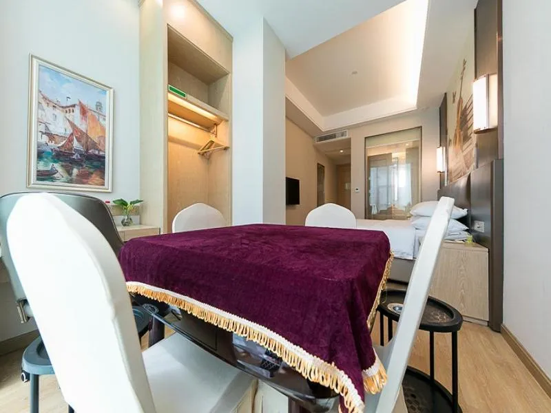 Vienna Hotel (Shanghai jinshanwei Railway Station City Beach Shop)