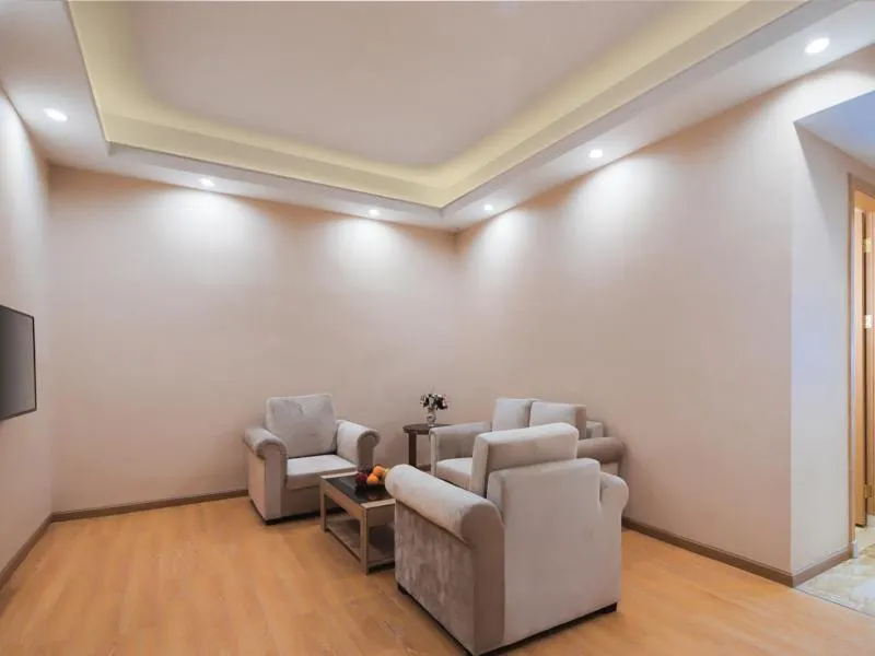 Vienna Hotel (Shanghai jinshanwei Railway Station City Beach Shop)