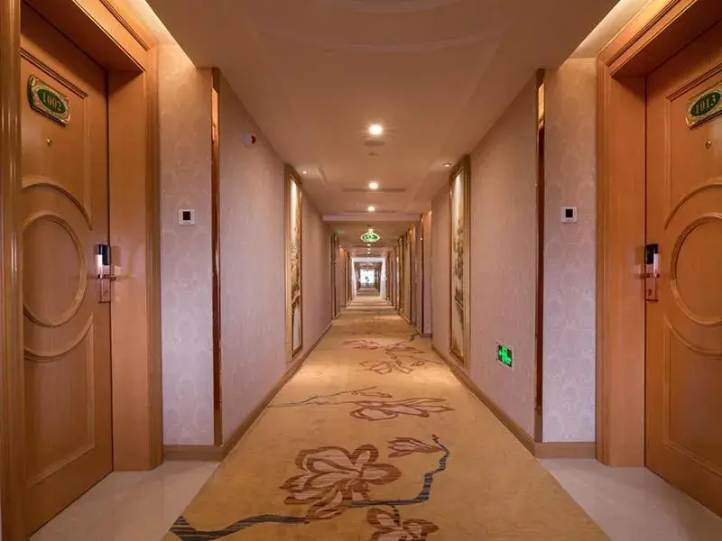 Vienna International Hotel (Shenzhen Fuyong Convention and Exhibition Center) Vienna International Hotel (Shenzhen Fuyong Convention and Exhibition Center)