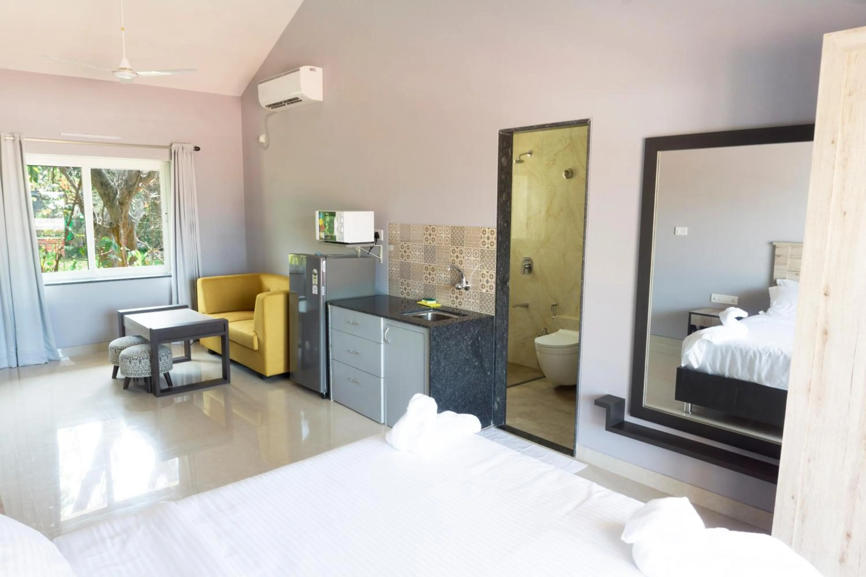 Photo of the whole room, Bed in Passions de Goa