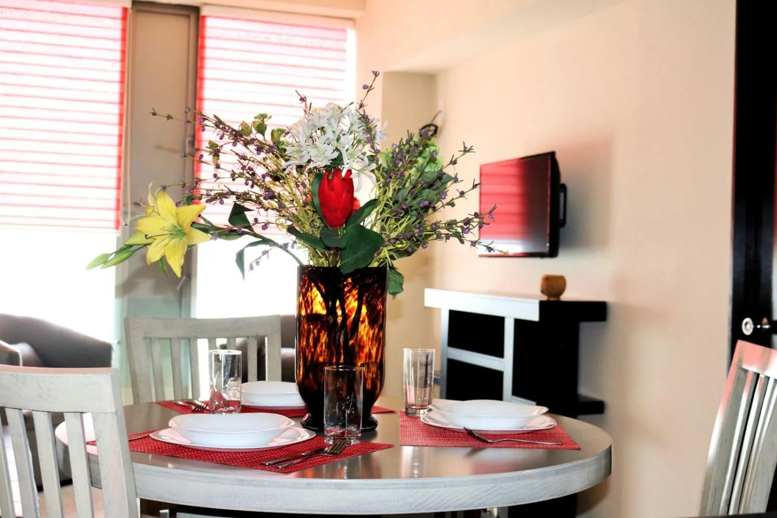 Dining area in Puerta Alameda Suites México