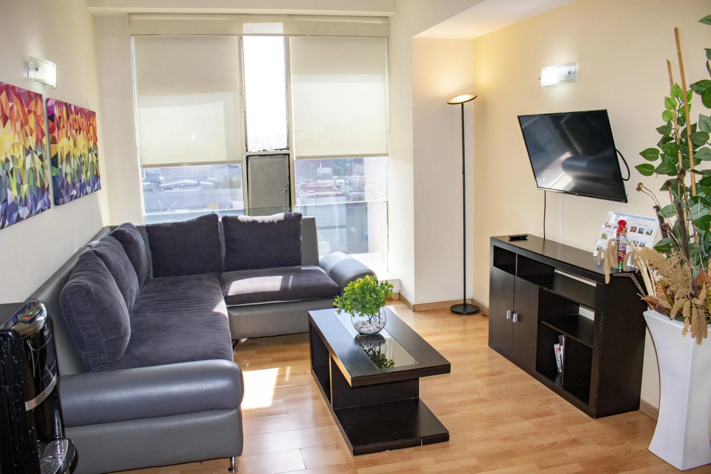 Communal lounge/ TV room in Puerta Alameda Suites México