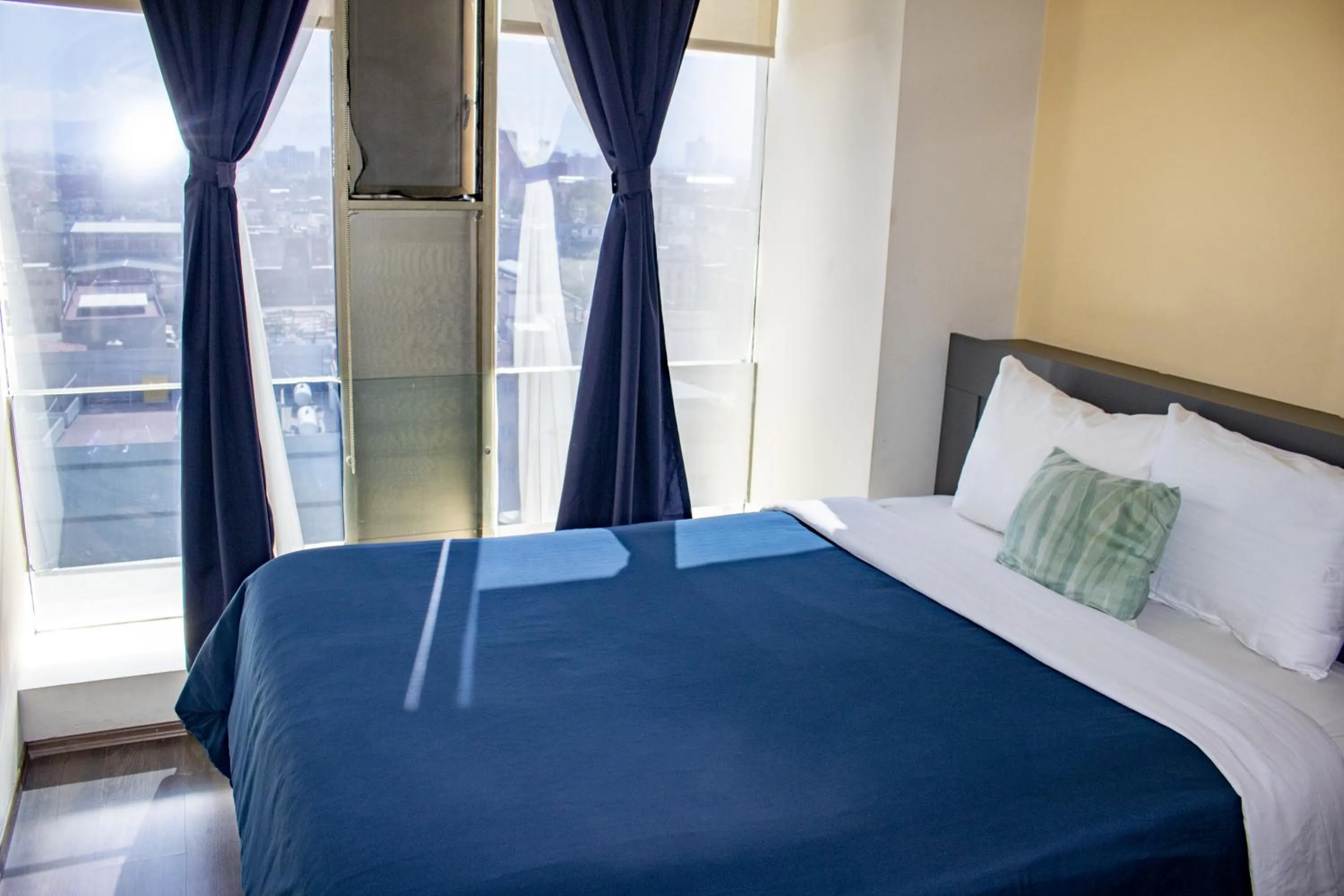 Photo of the whole room, Bed in Puerta Alameda Suites México