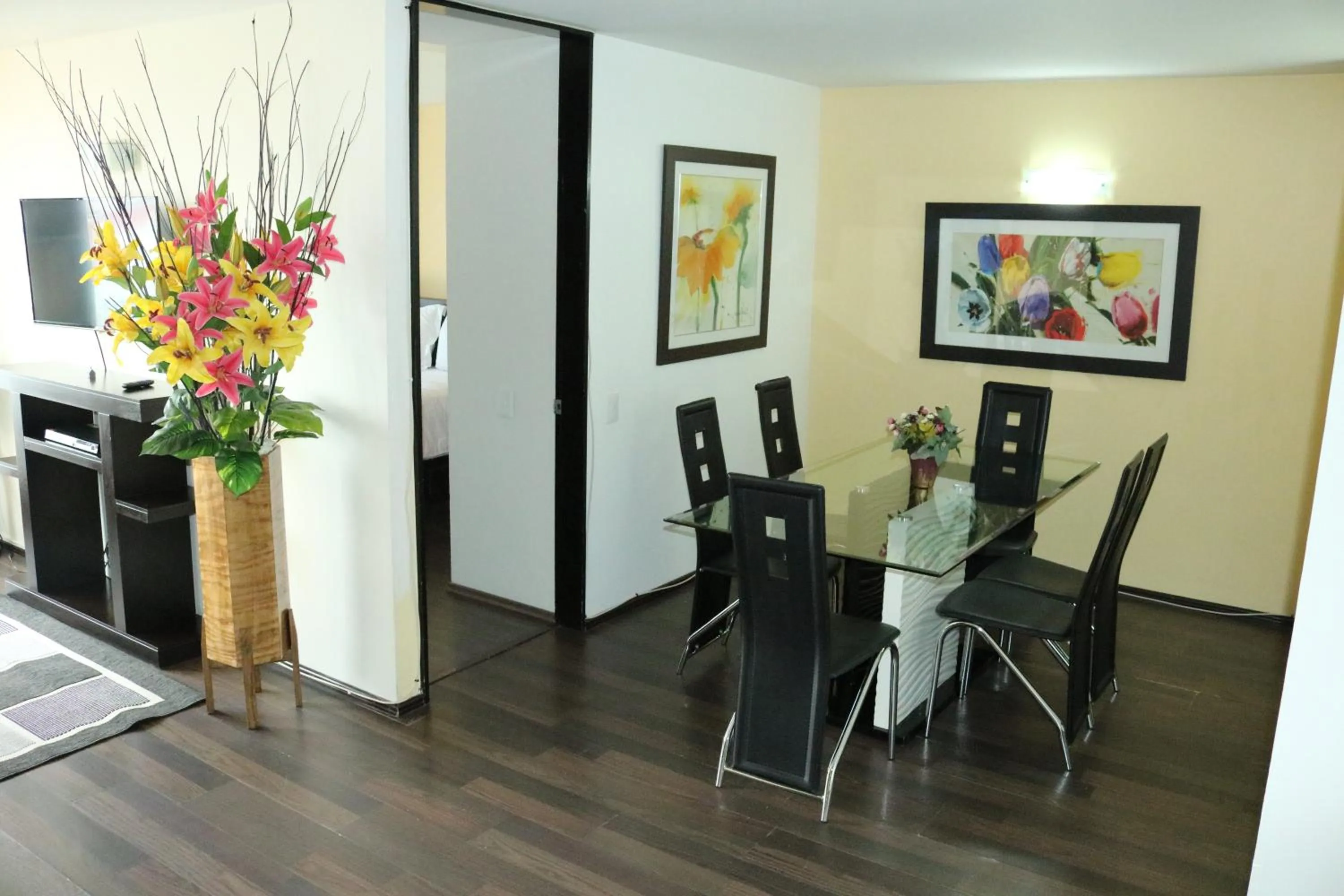 Dining area in Puerta Alameda Suites México