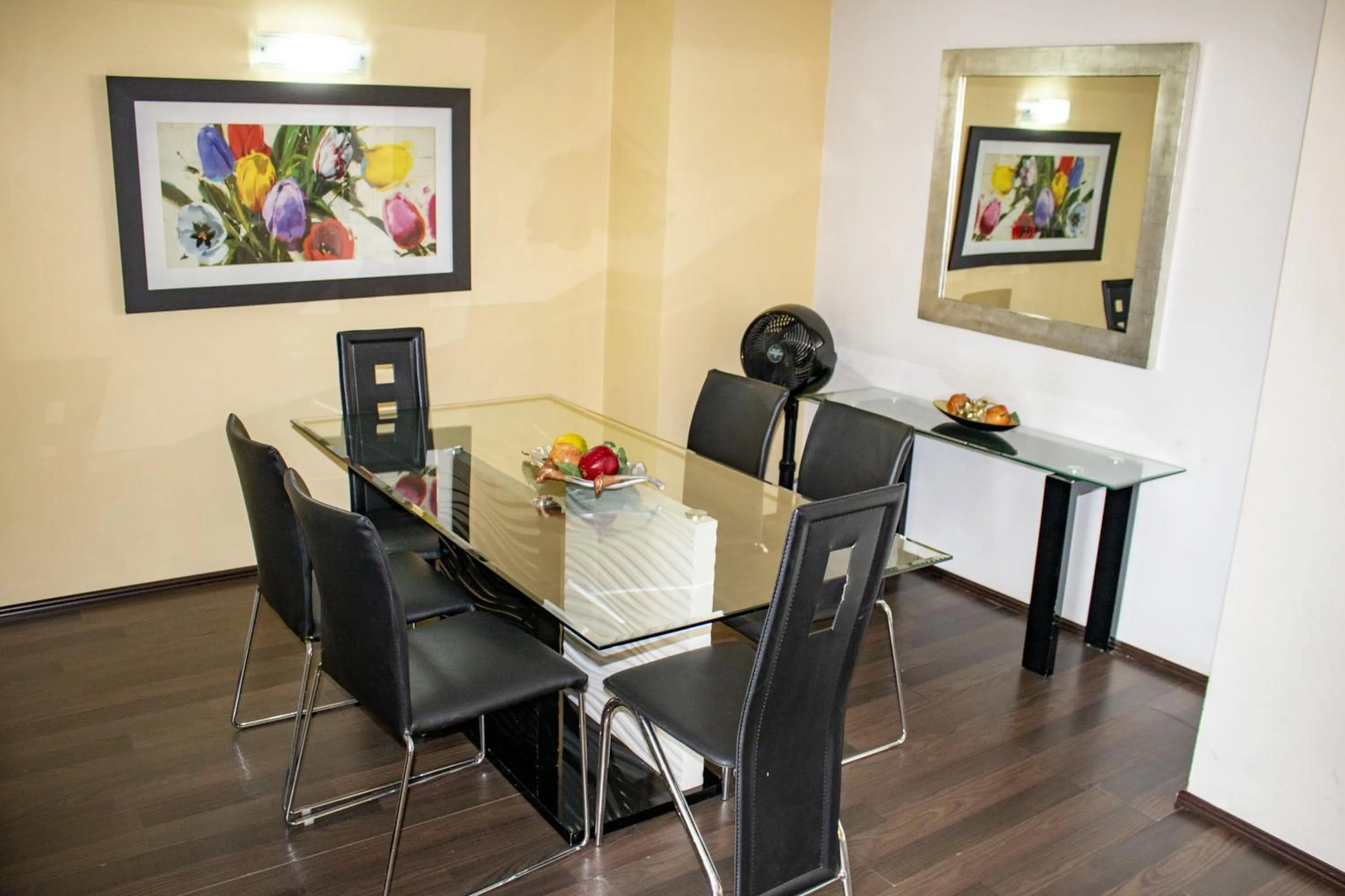 Dining area in Puerta Alameda Suites México