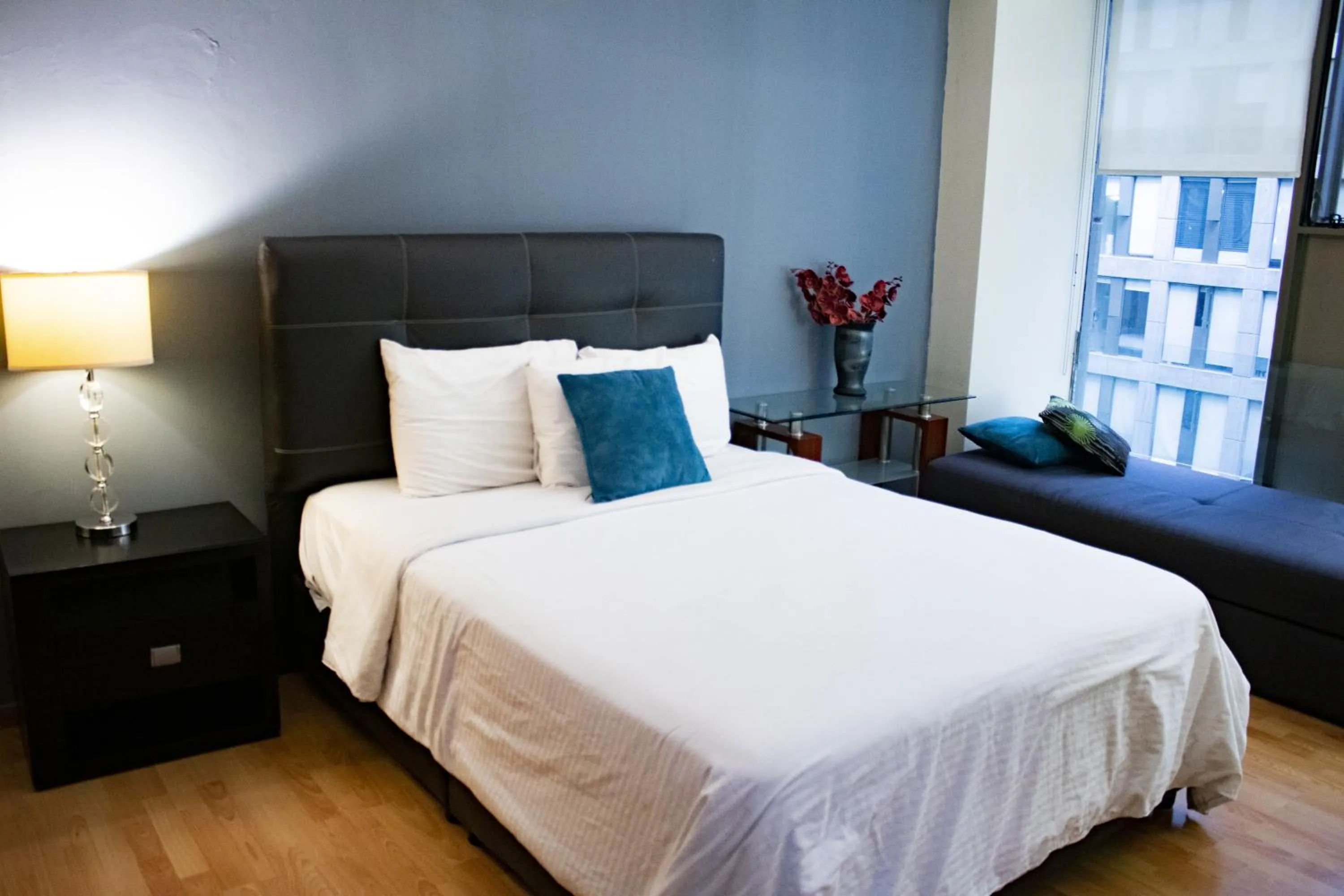 Photo of the whole room, Bed in Puerta Alameda Suites México