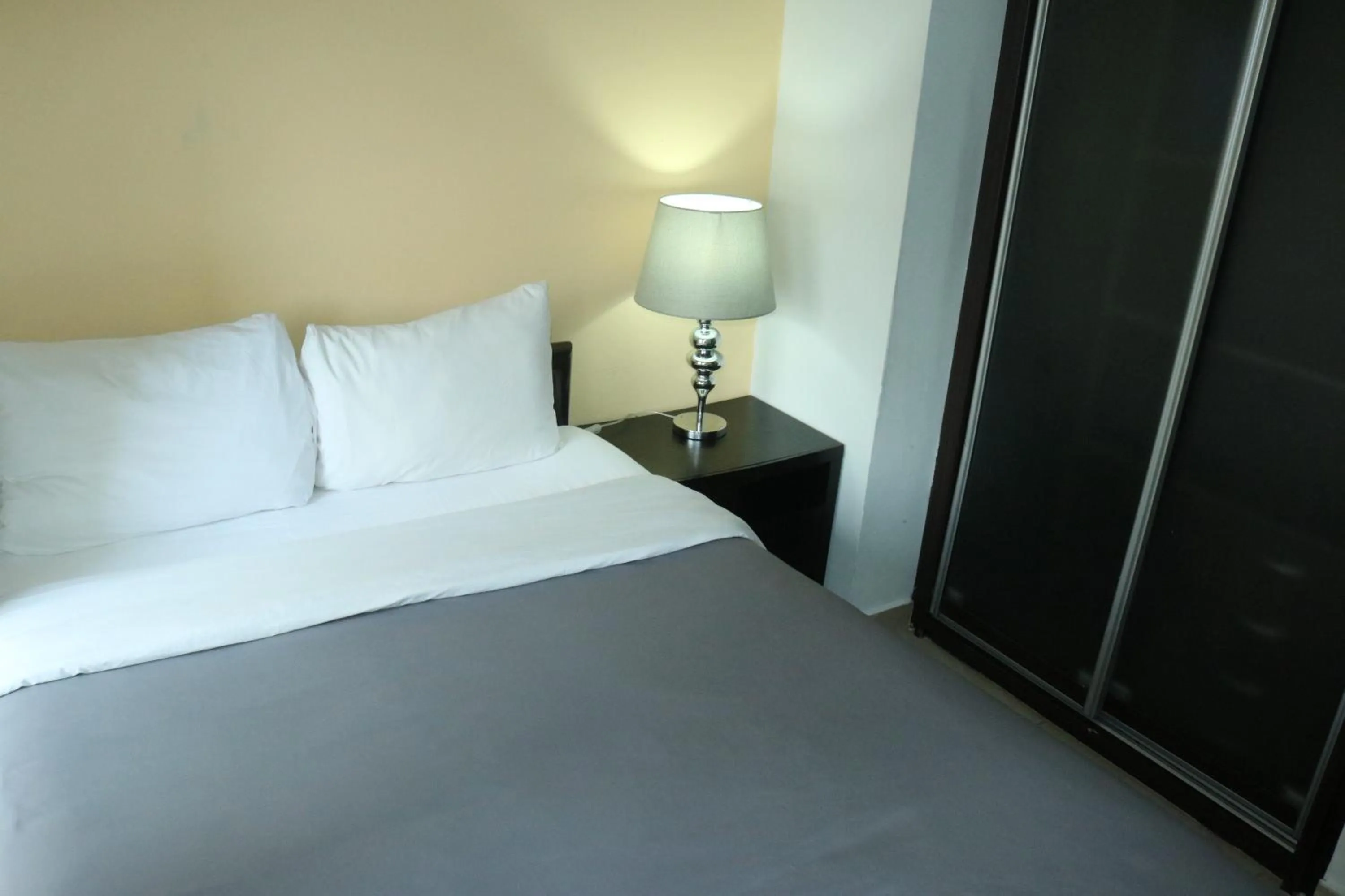 Photo of the whole room, Bed in Puerta Alameda Suites México