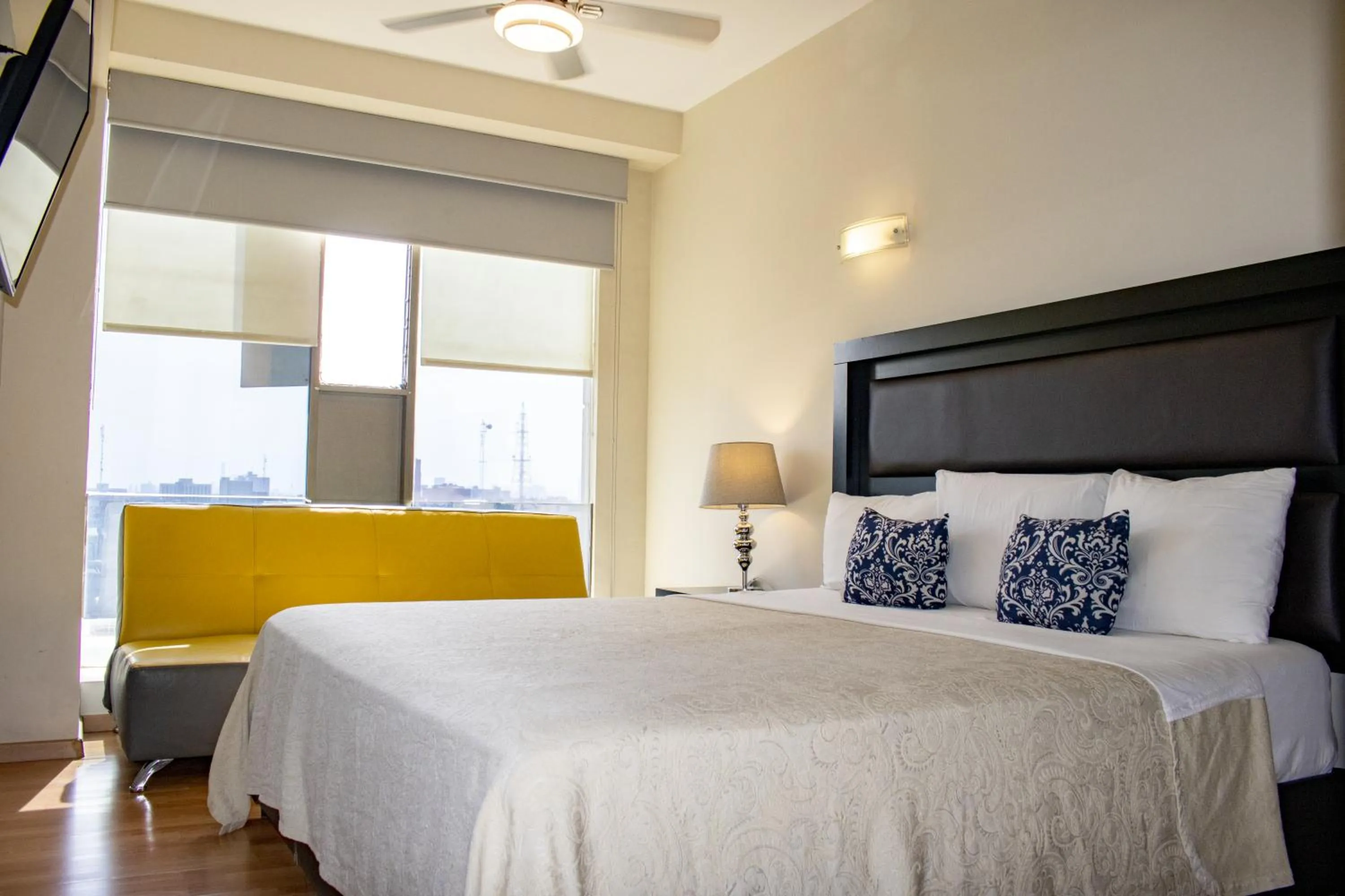 Bed in Puerta Alameda Suites México