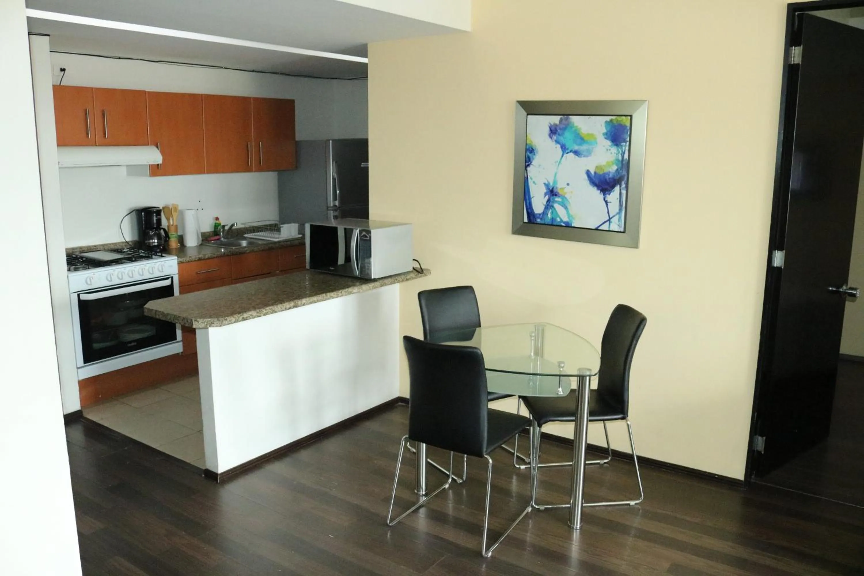Kitchen or kitchenette in Puerta Alameda Suites México