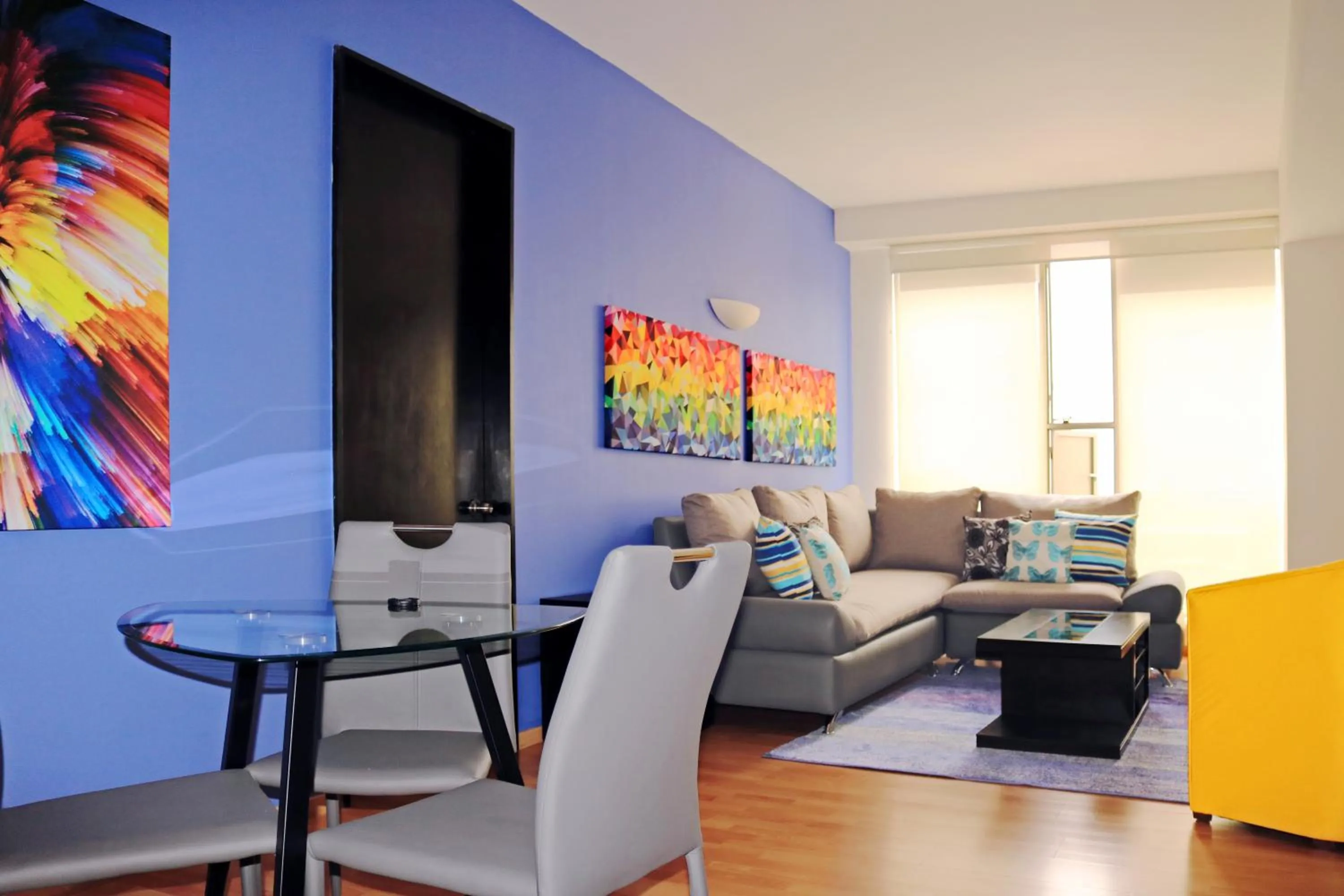 Photo of the whole room in Puerta Alameda Suites México