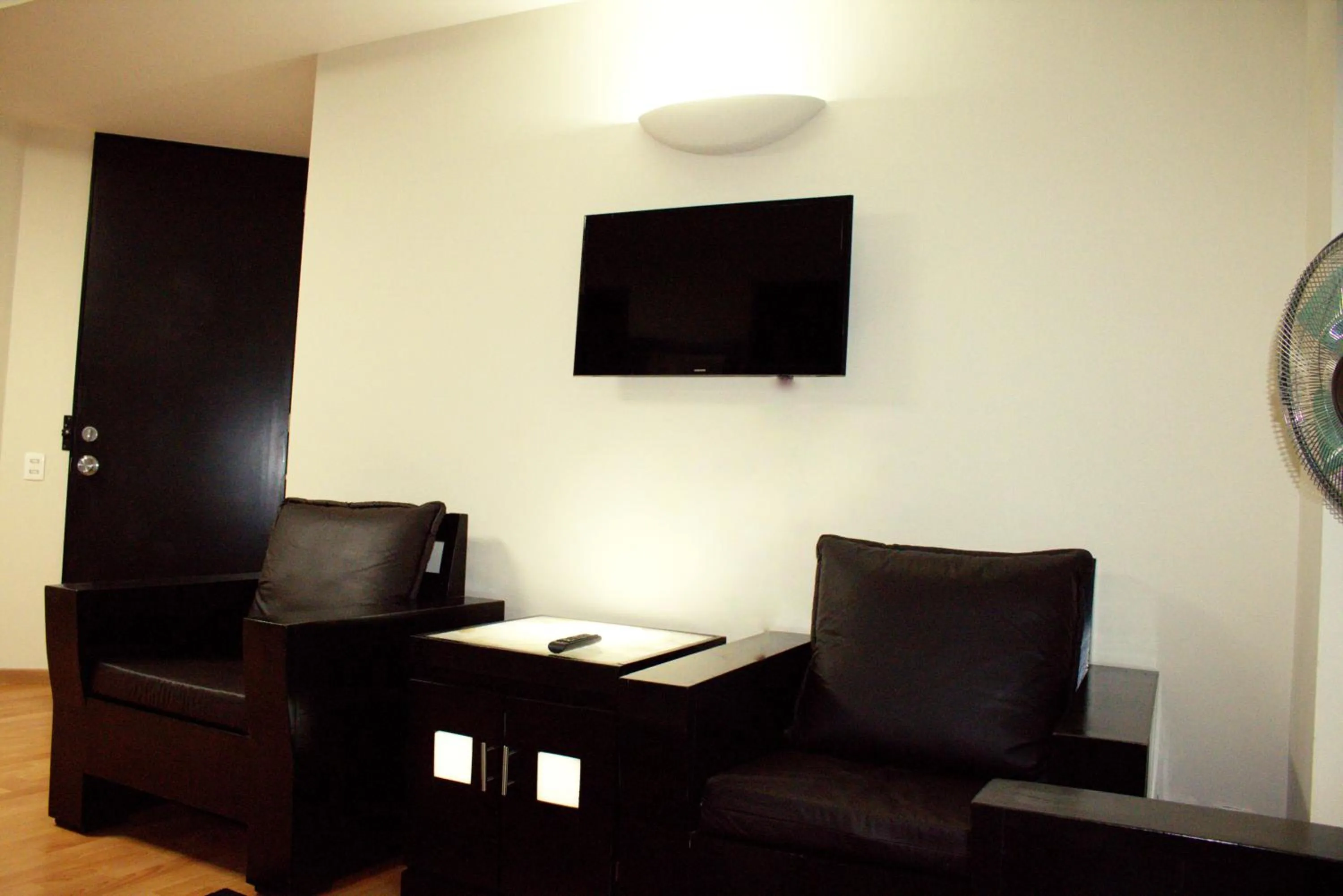 Communal lounge/ TV room in Puerta Alameda Suites México
