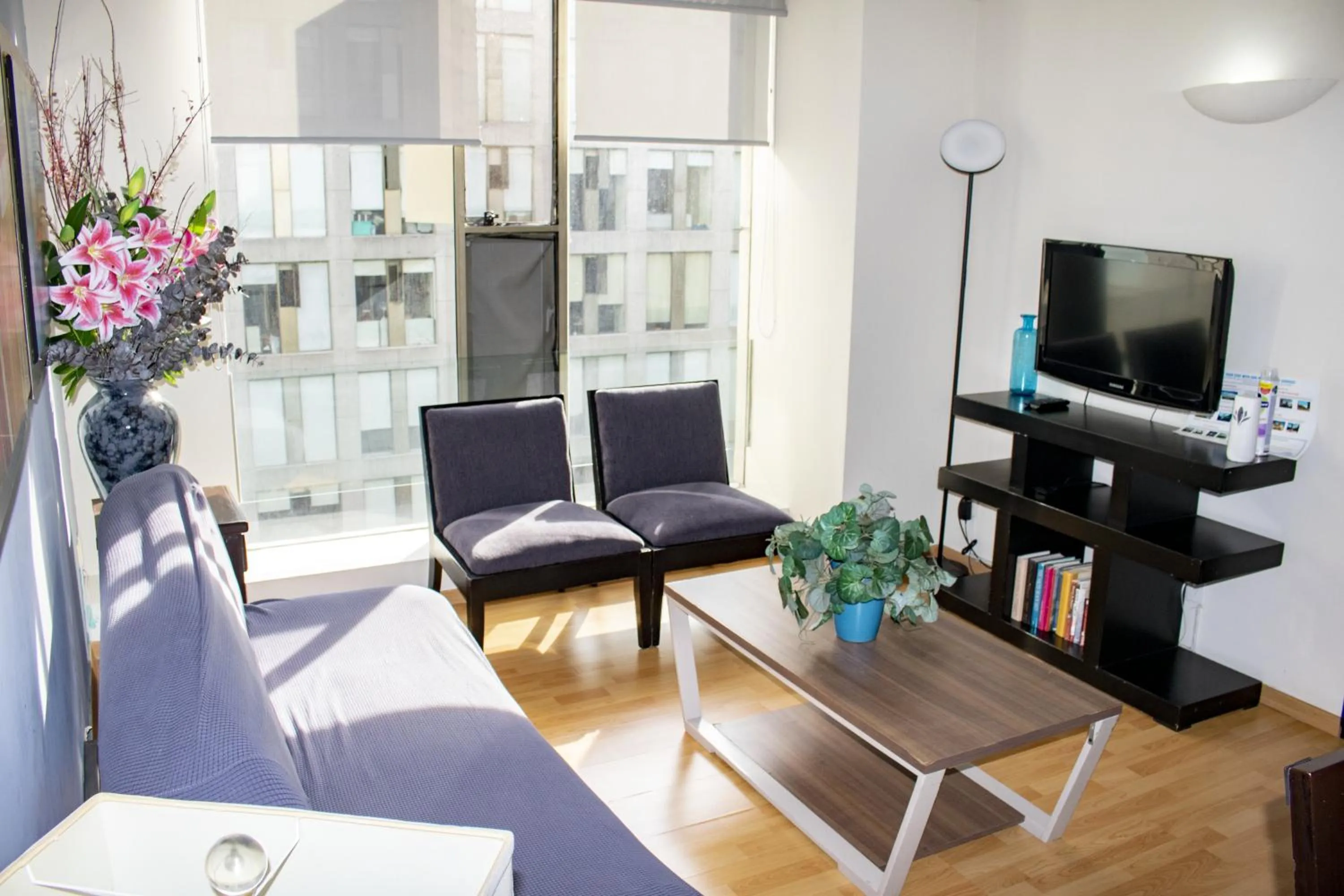 Communal lounge/ TV room in Puerta Alameda Suites México