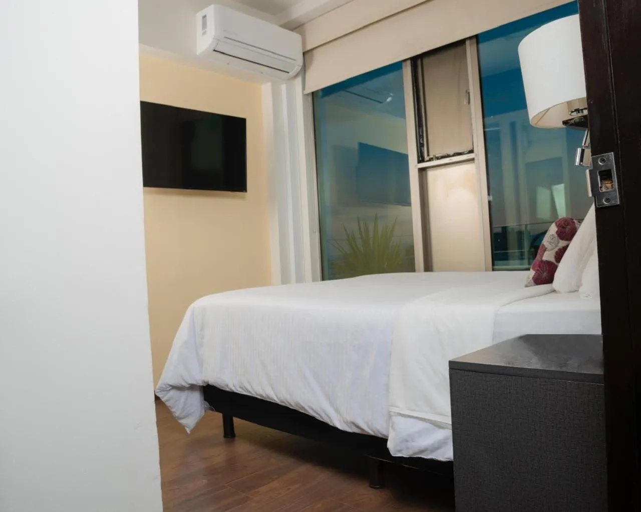 Bedroom, Bed in Puerta Alameda Suites México