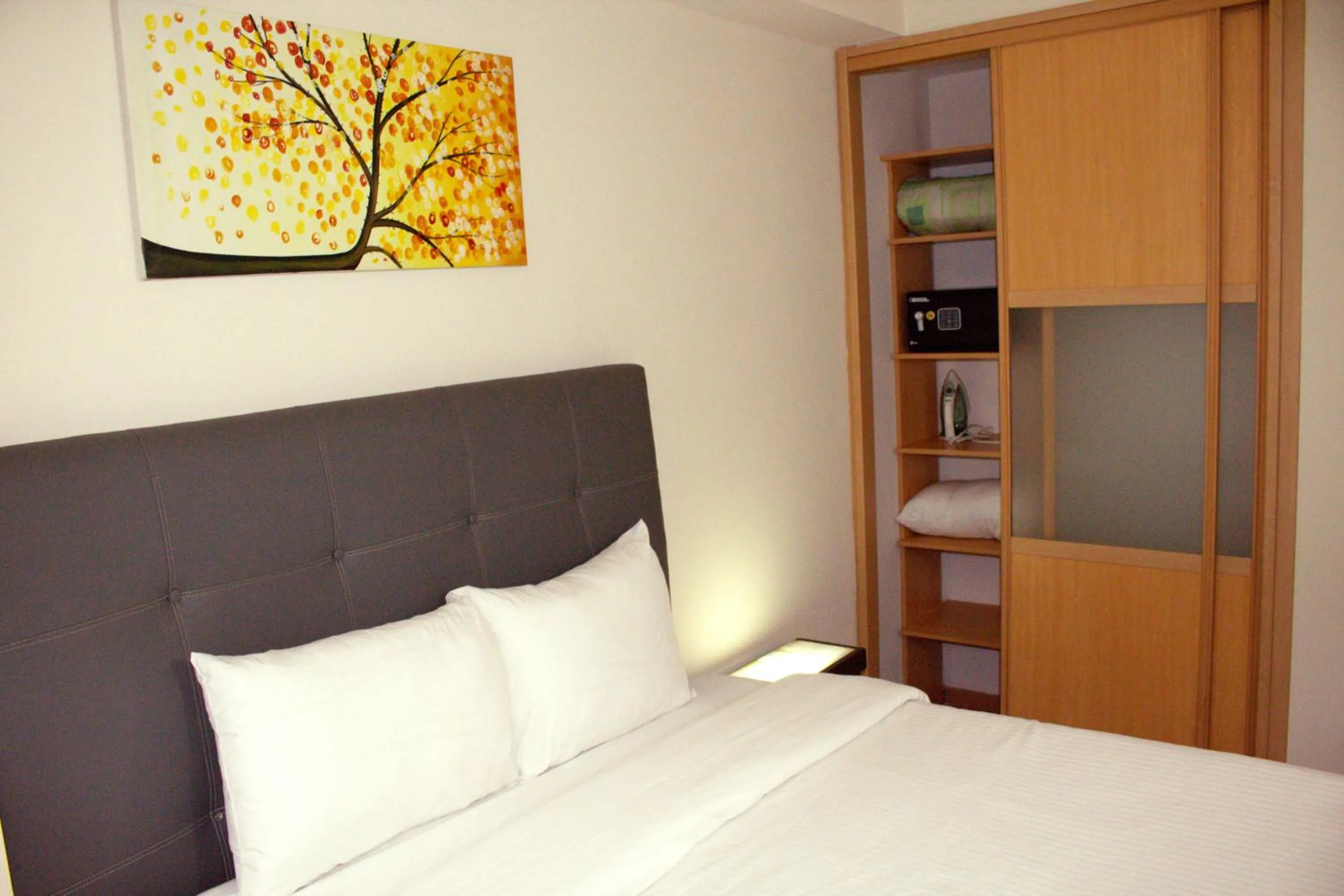 Photo of the whole room, Bed in Puerta Alameda Suites México