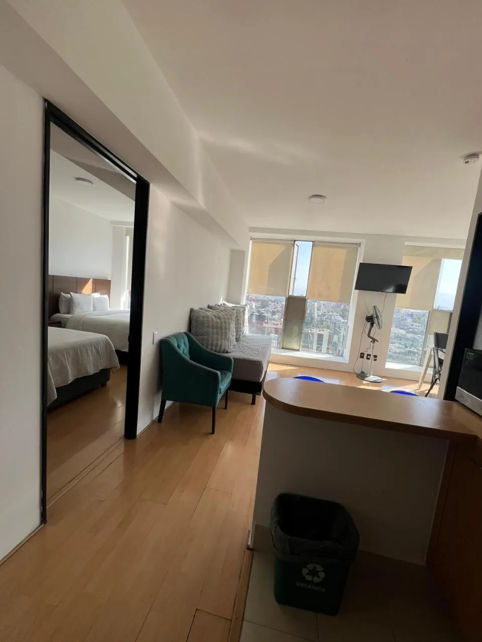 Living room, Bed in Puerta Alameda Suites México