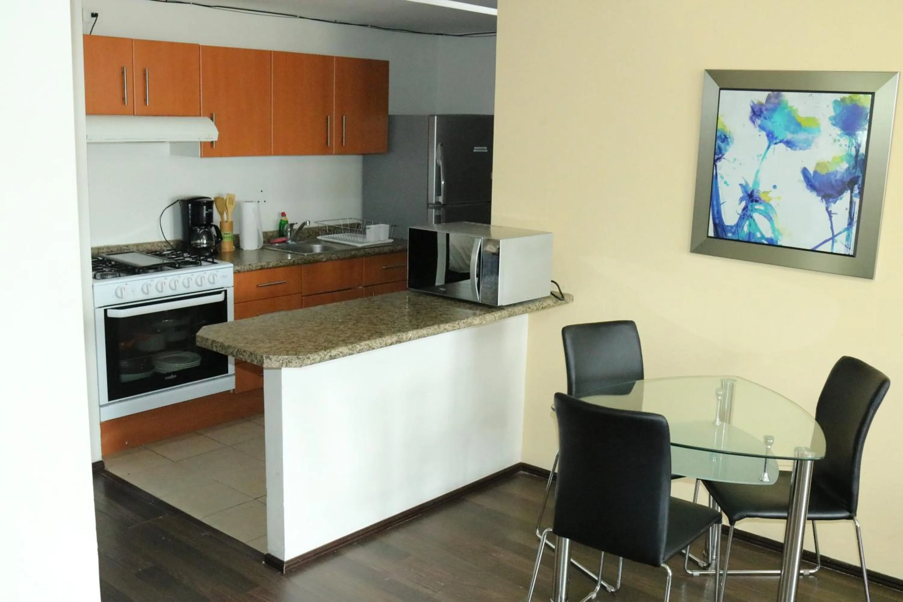 Kitchen or kitchenette in Puerta Alameda Suites México