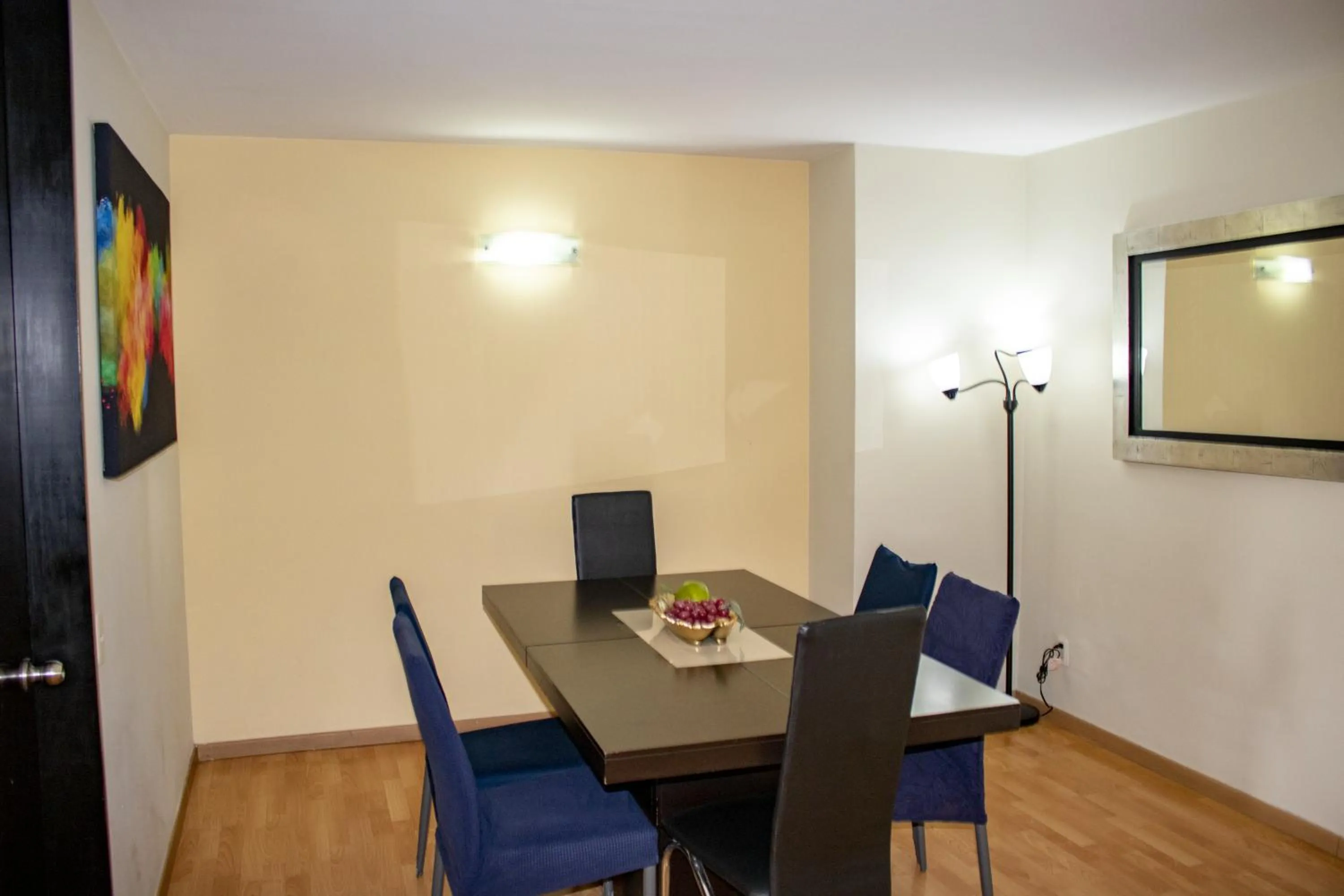 Dining area in Puerta Alameda Suites México