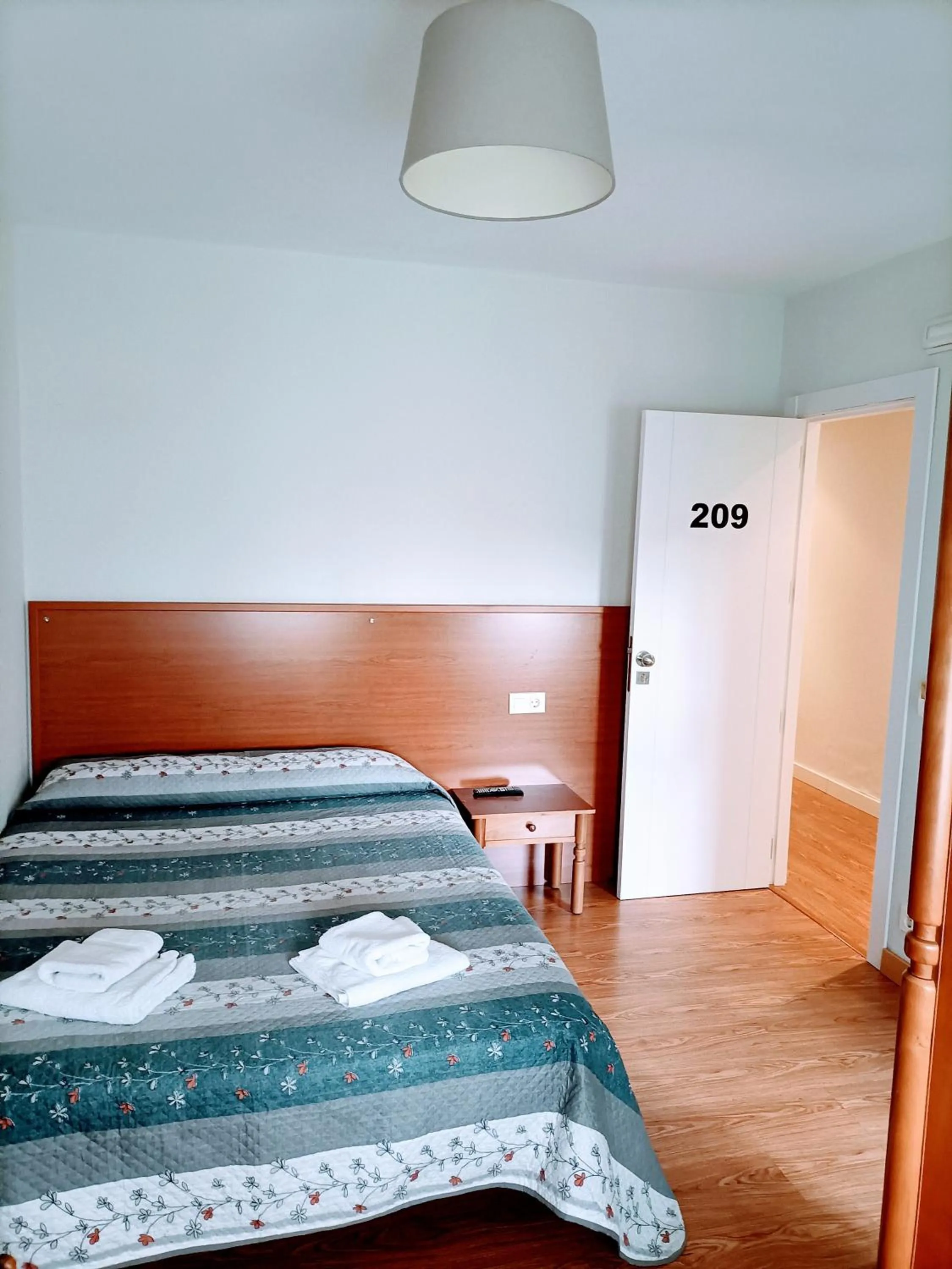 Shower, Bed in HOSTAL ALTO PÁRAMO