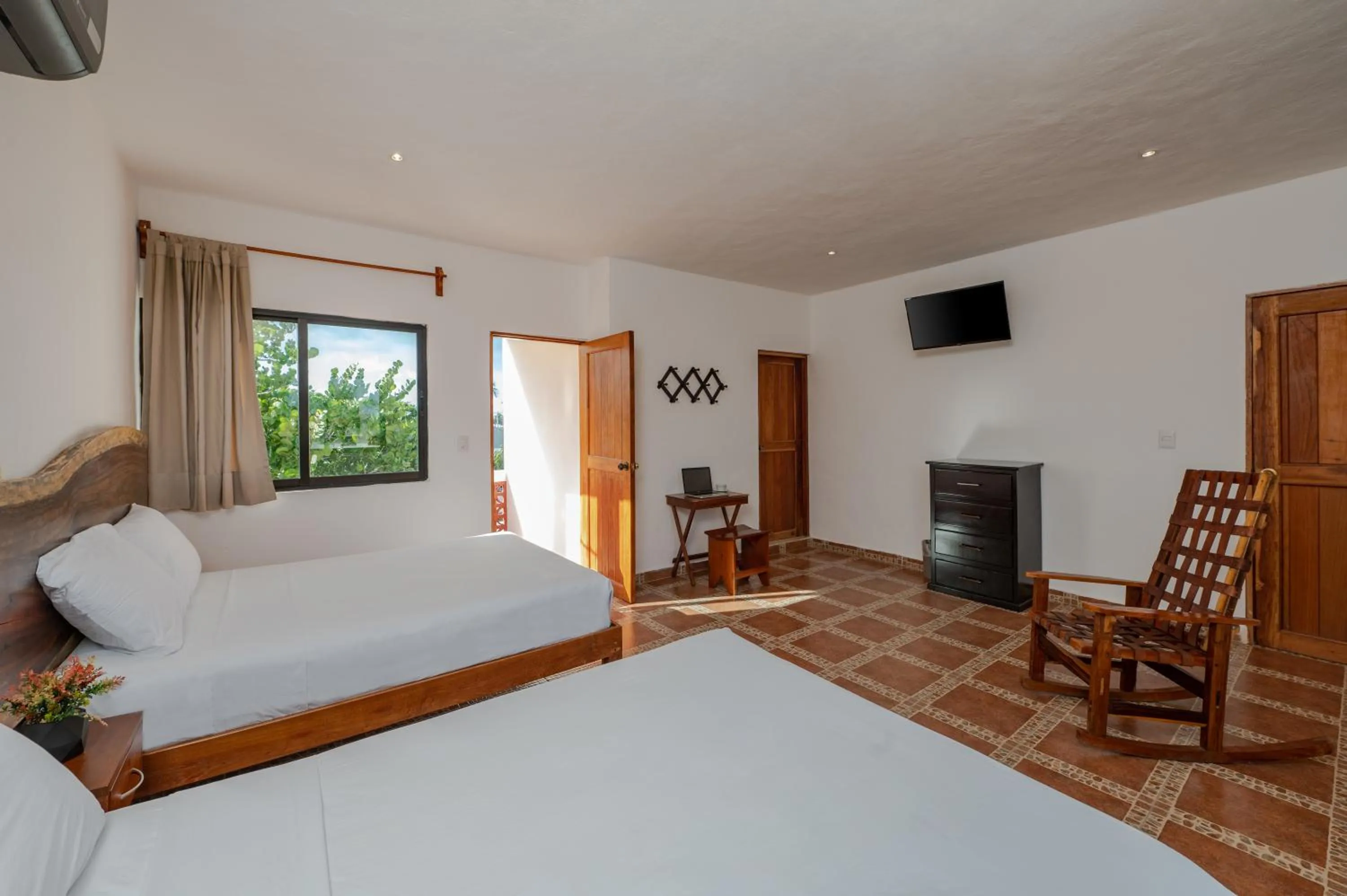 Communal lounge/ TV room, Bed in Hotel El Perico Marinero