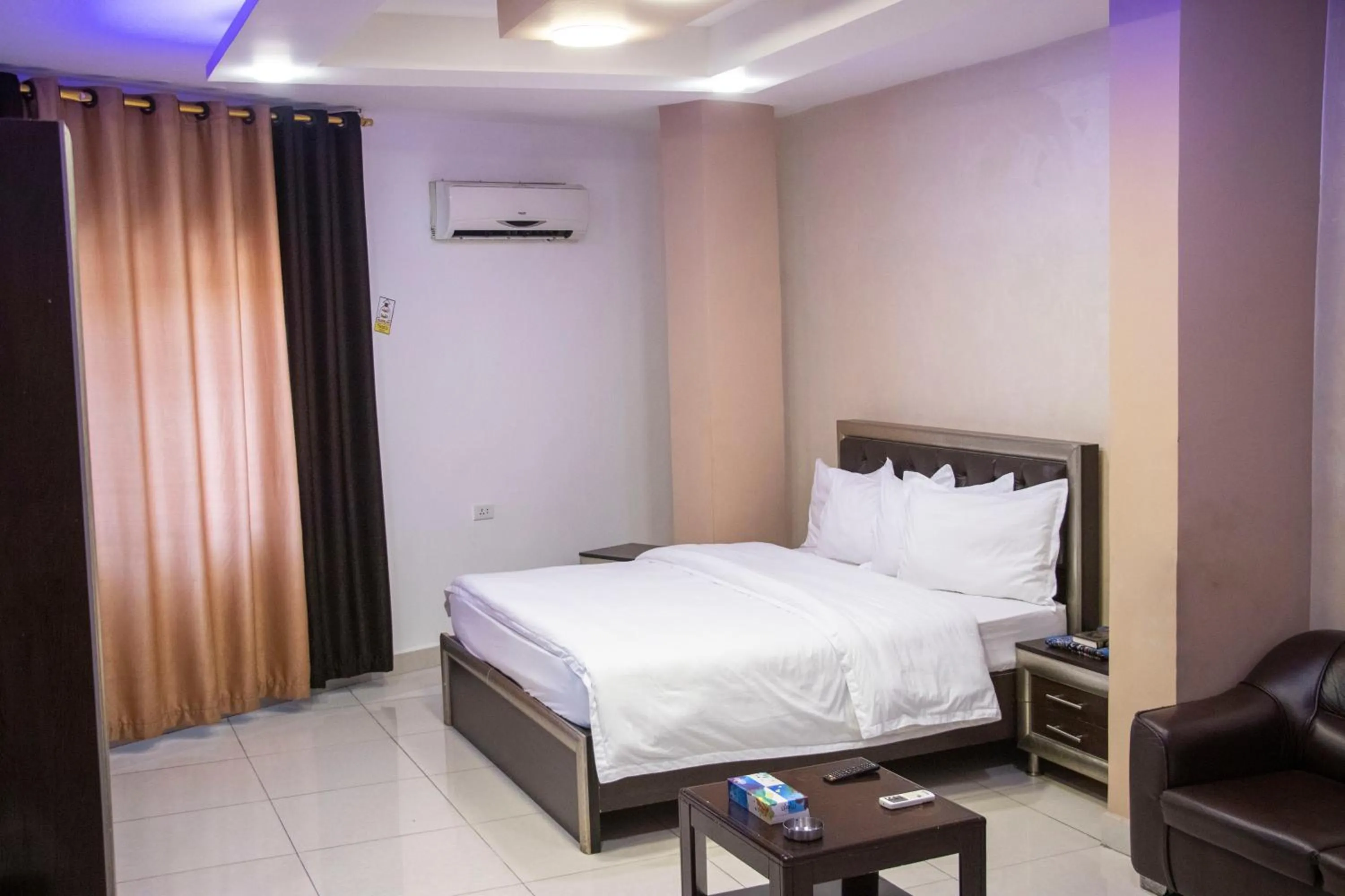 Bed in Sara Crown Hotel