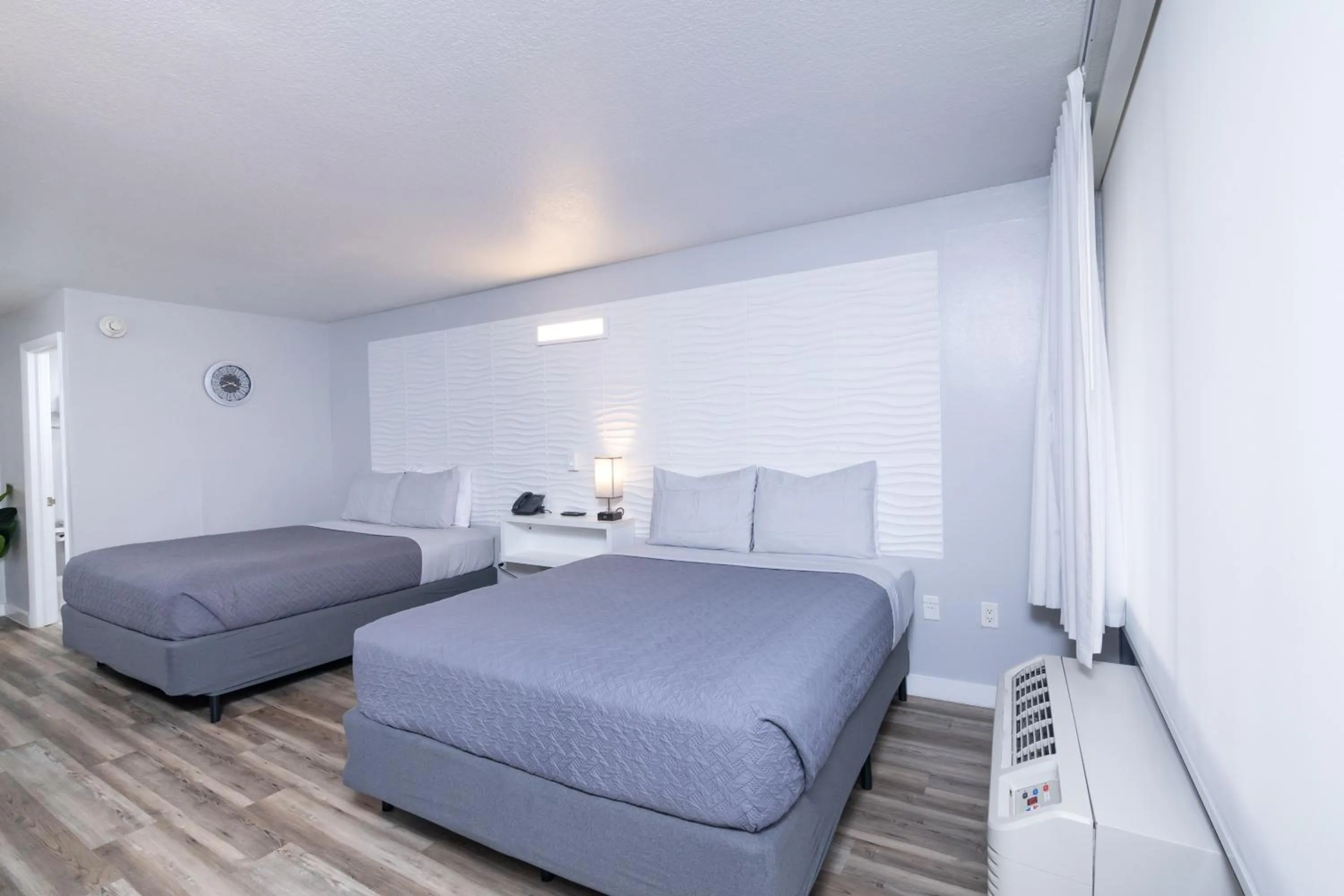 Bed in Hotel Room Near Disney 4 People