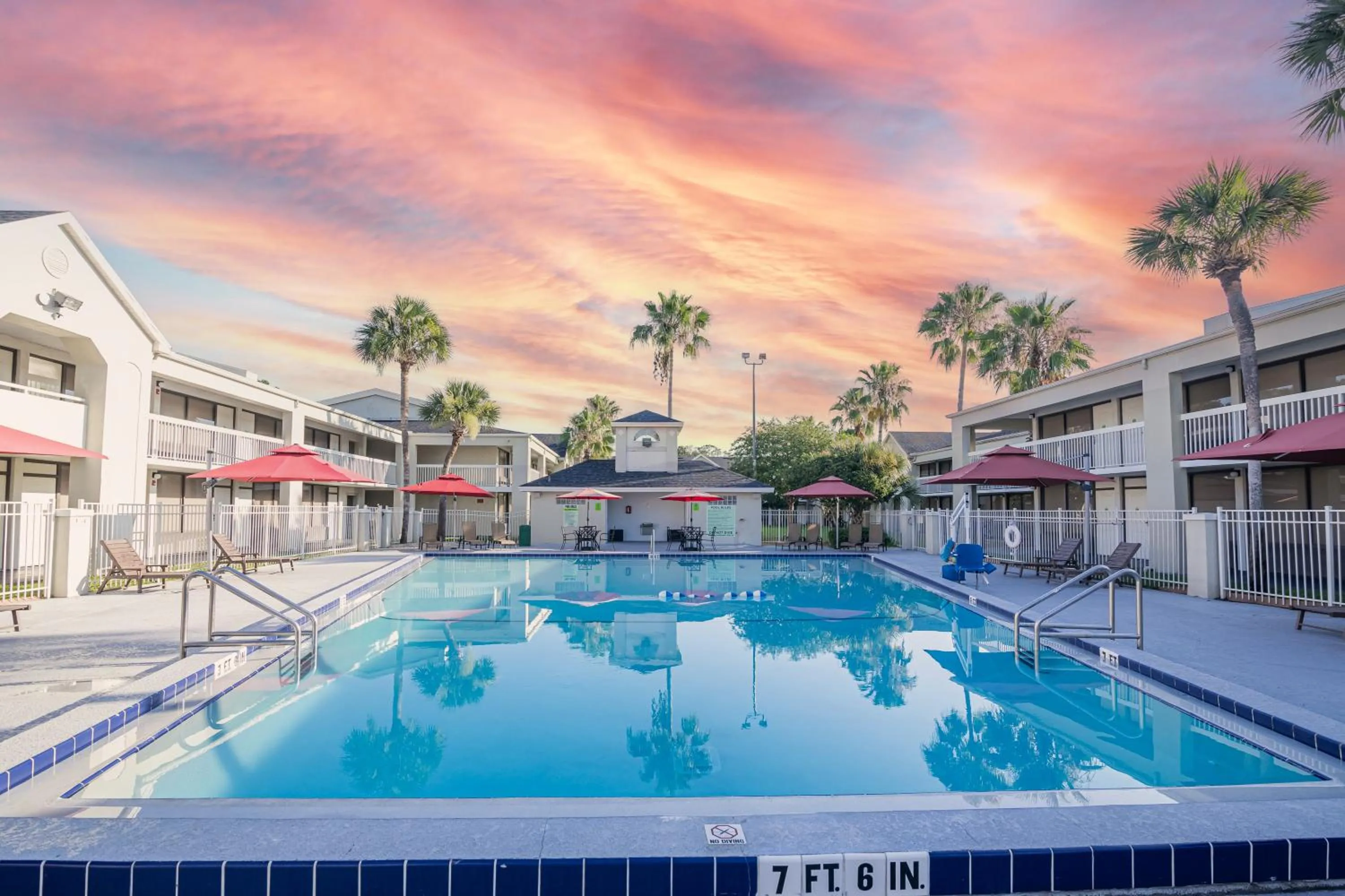 Swimming pool in Hotel Room Near Disney 4 People