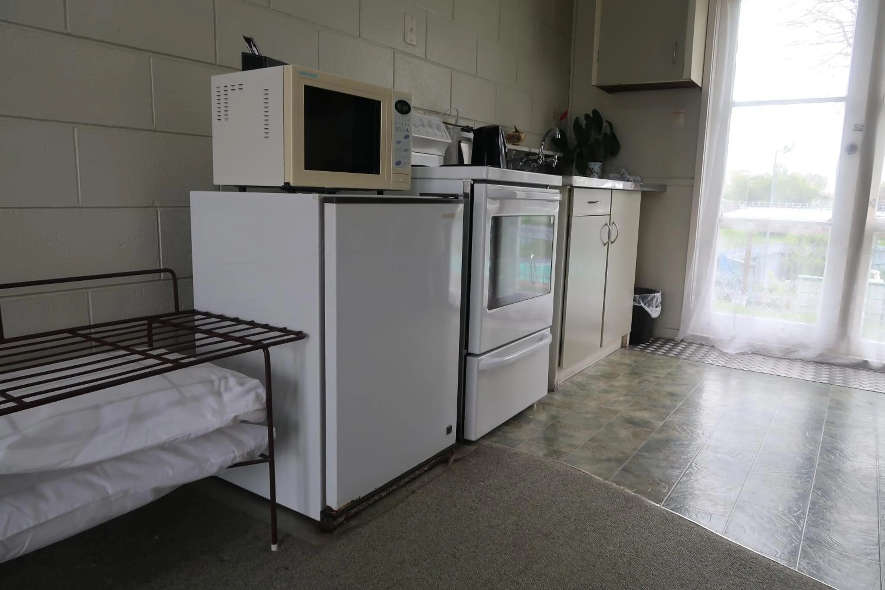 Kitchen or kitchenette in North End Motel