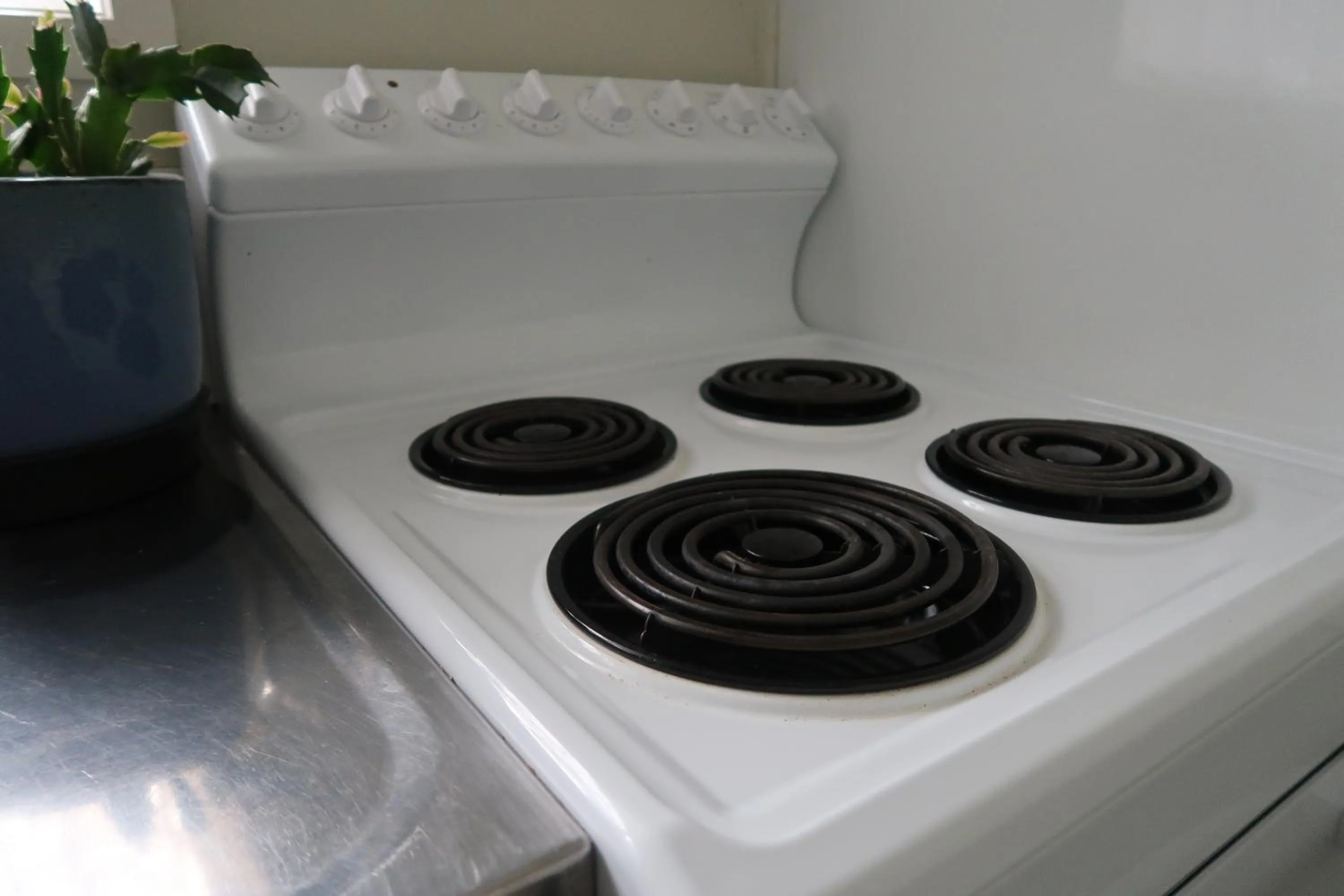 Kitchen or kitchenette in North End Motel