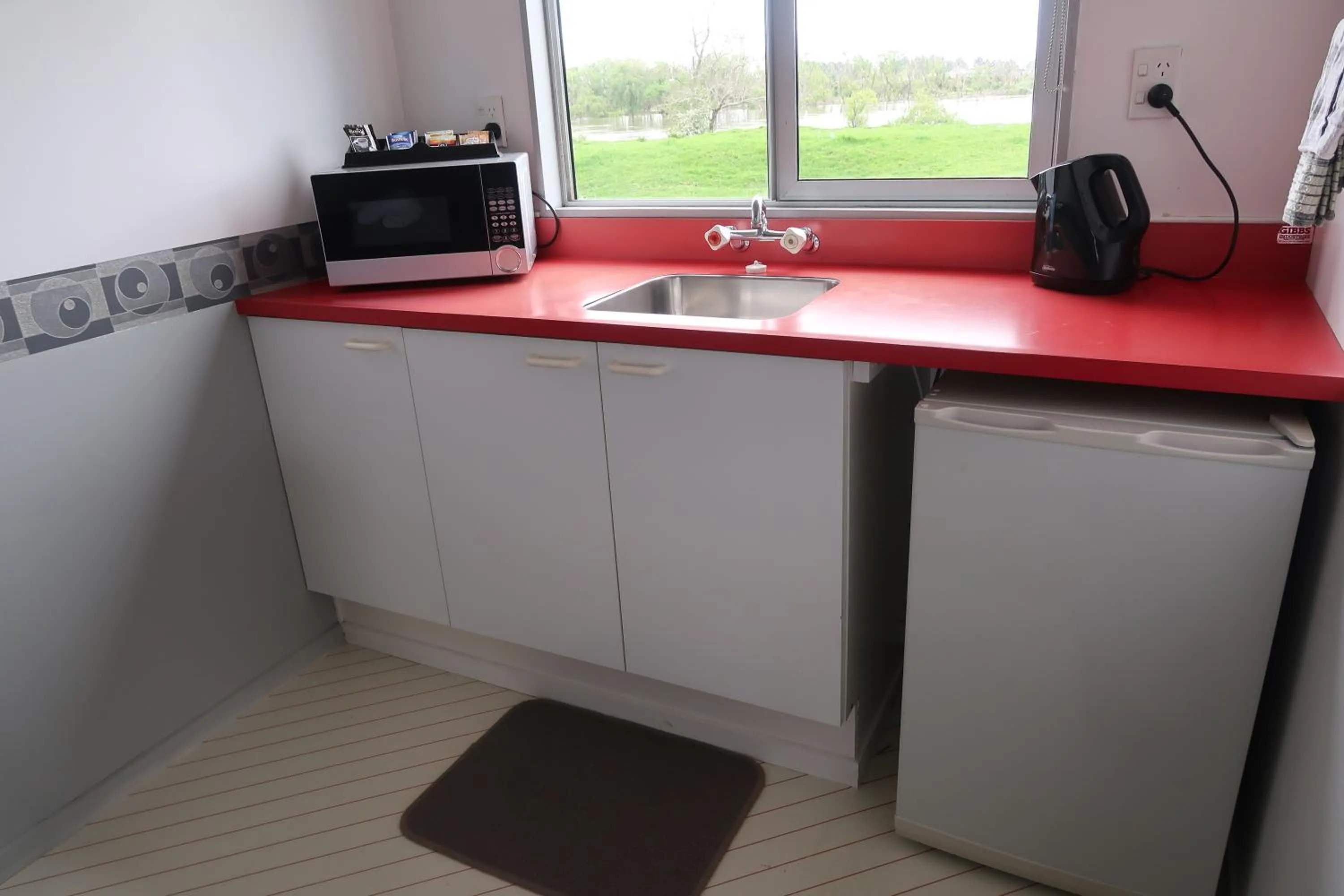 Kitchen or kitchenette in North End Motel