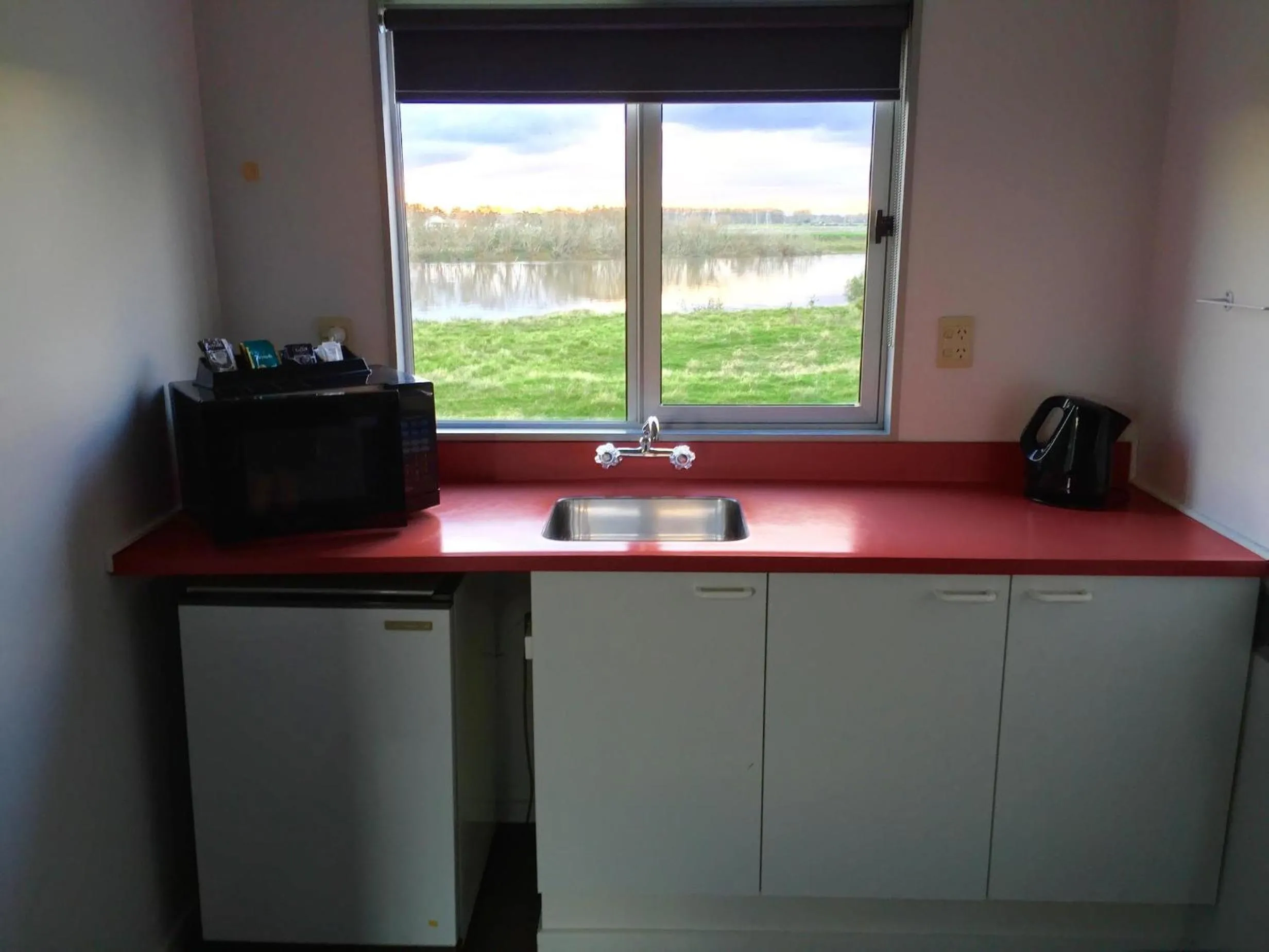 Kitchen or kitchenette in North End Motel