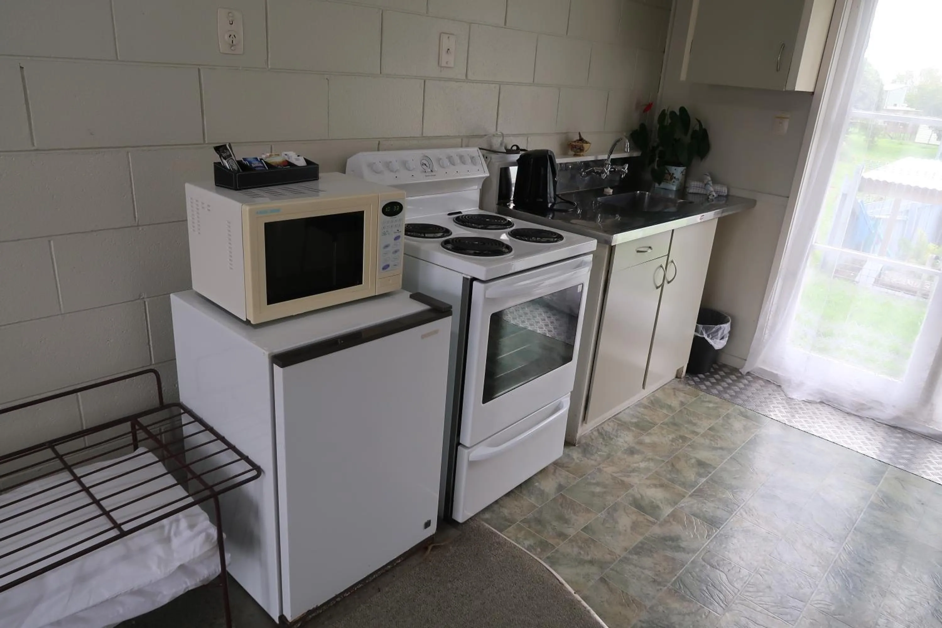 Kitchen or kitchenette in North End Motel