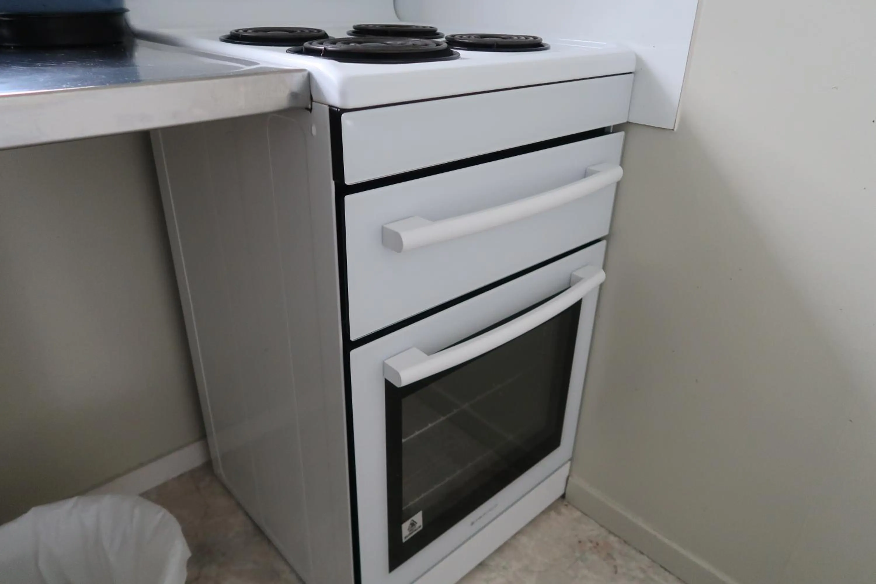 Kitchen or kitchenette in North End Motel
