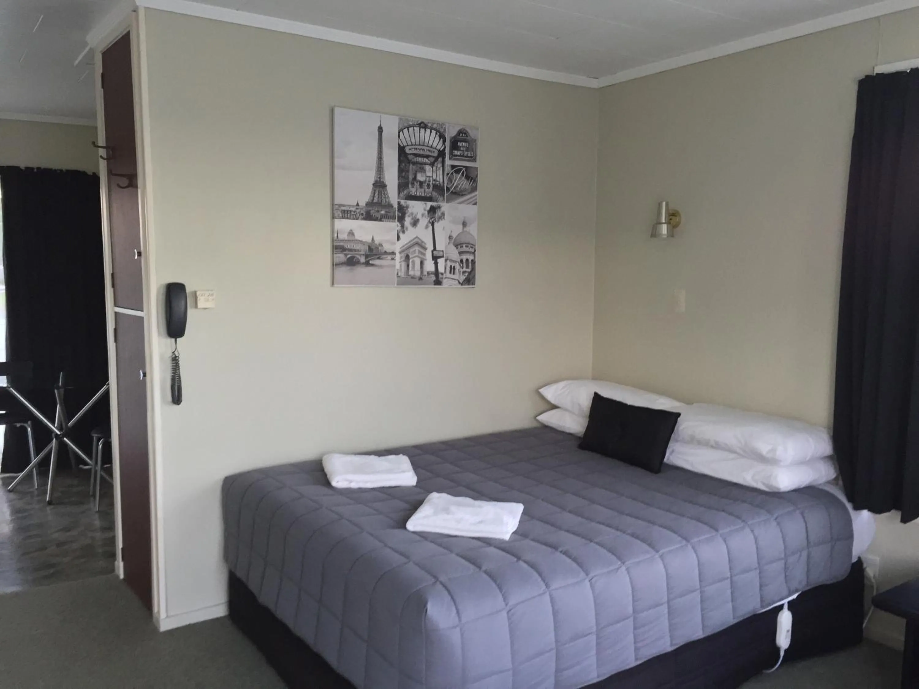 Bedroom, Bed in North End Motel